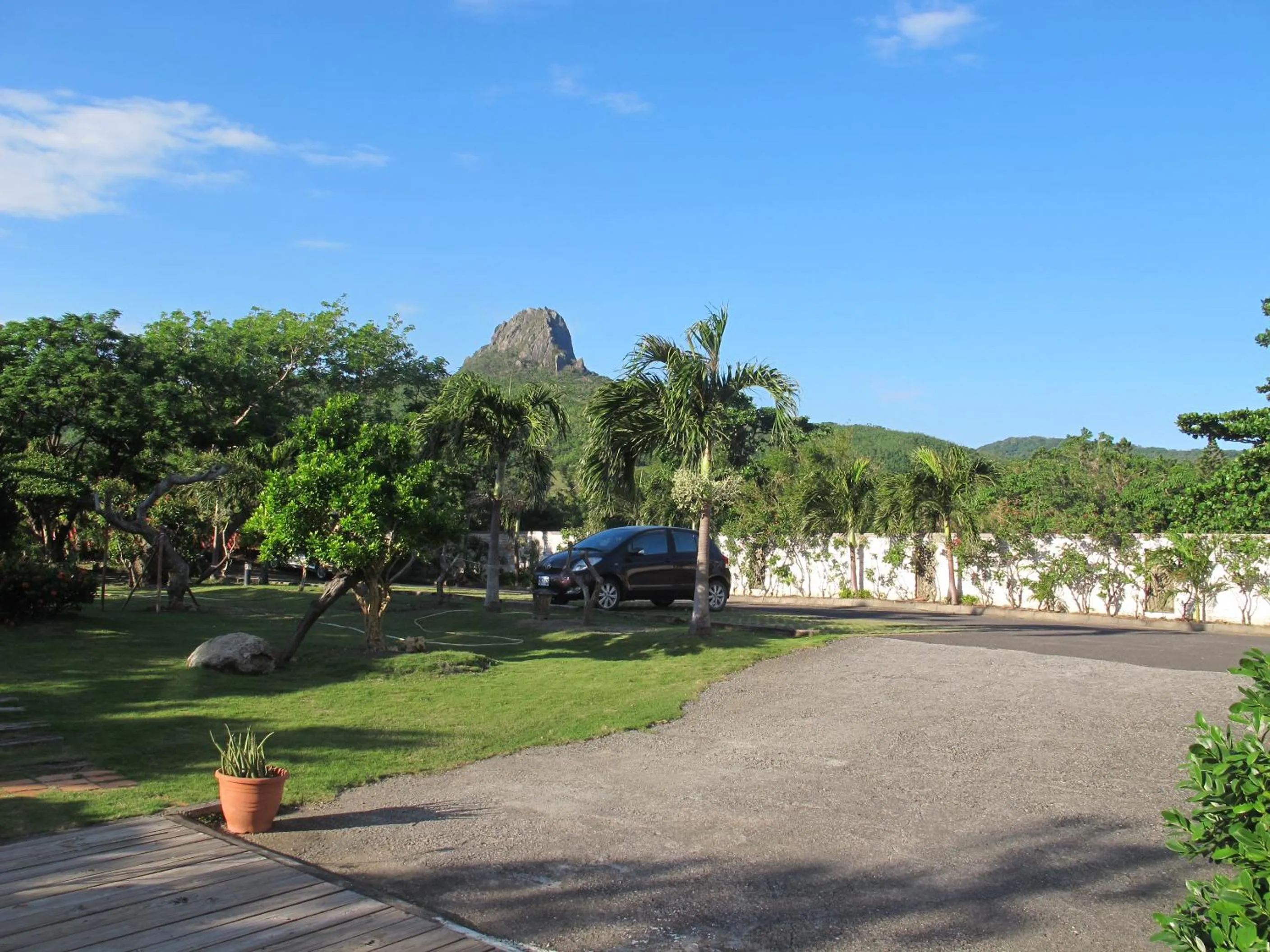 Facade/entrance in Mamalulu Hostel