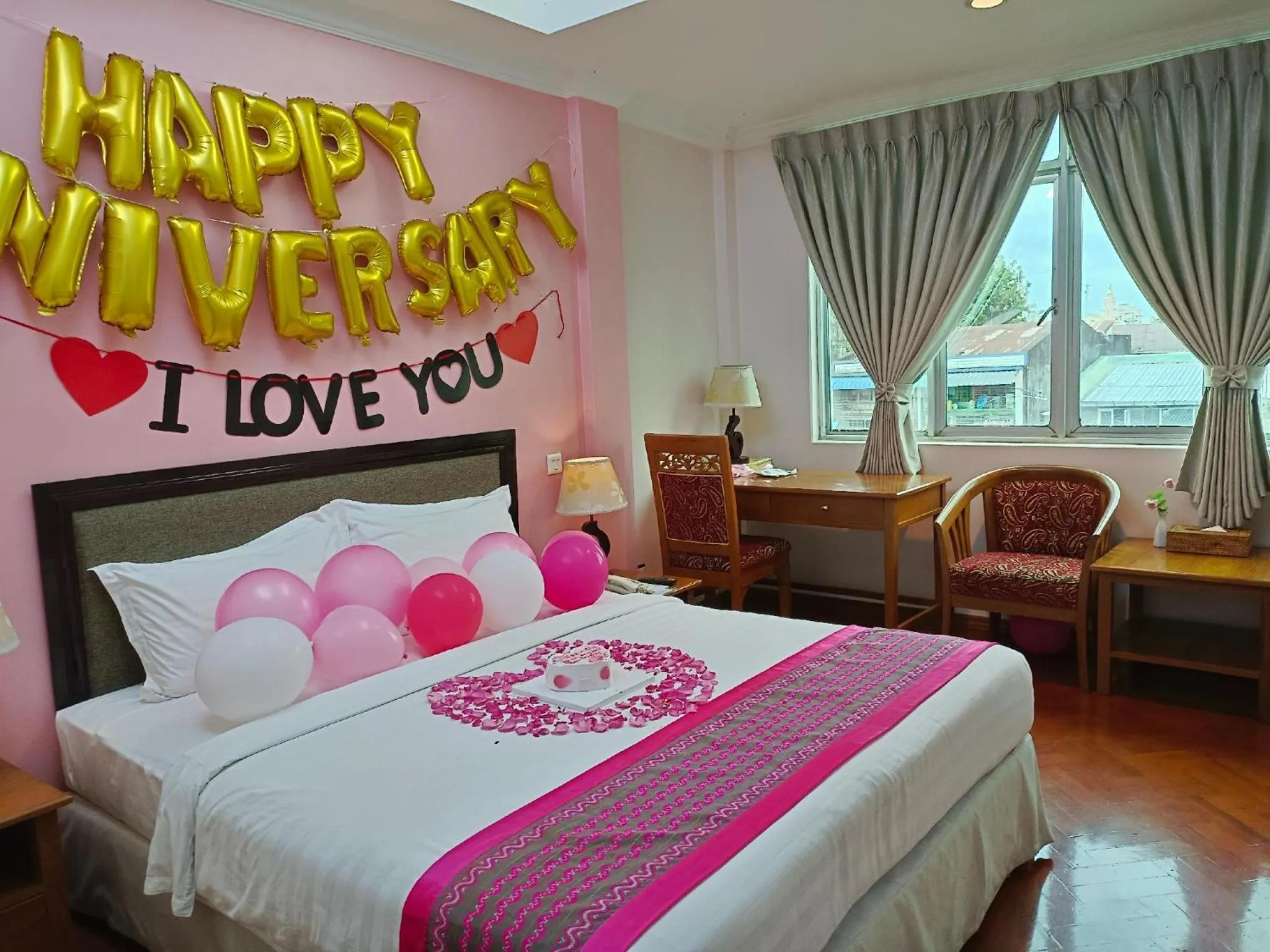 Bedroom, Bed in Grand Laurel Hotel