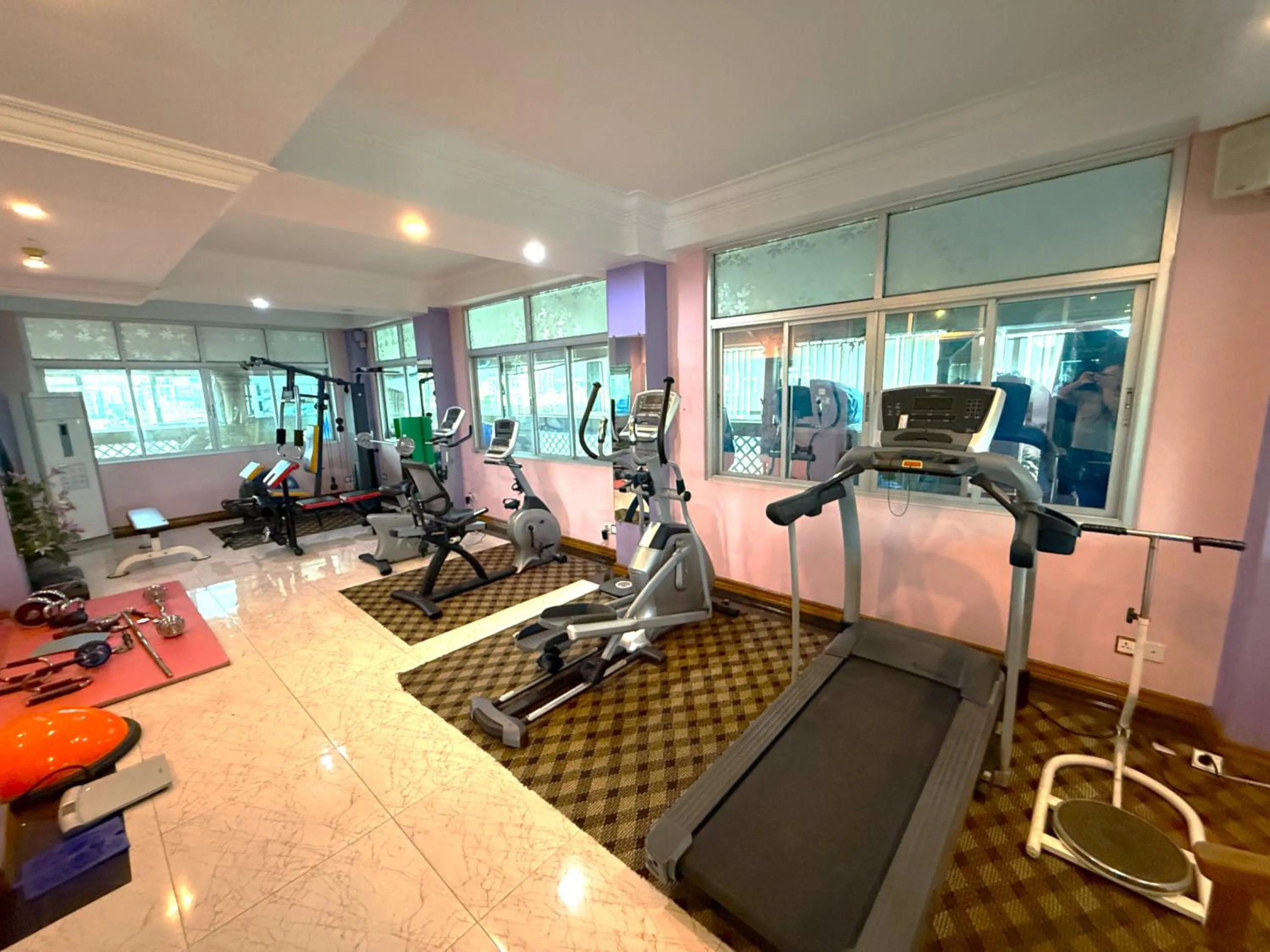 Fitness centre/facilities in Grand Laurel Hotel
