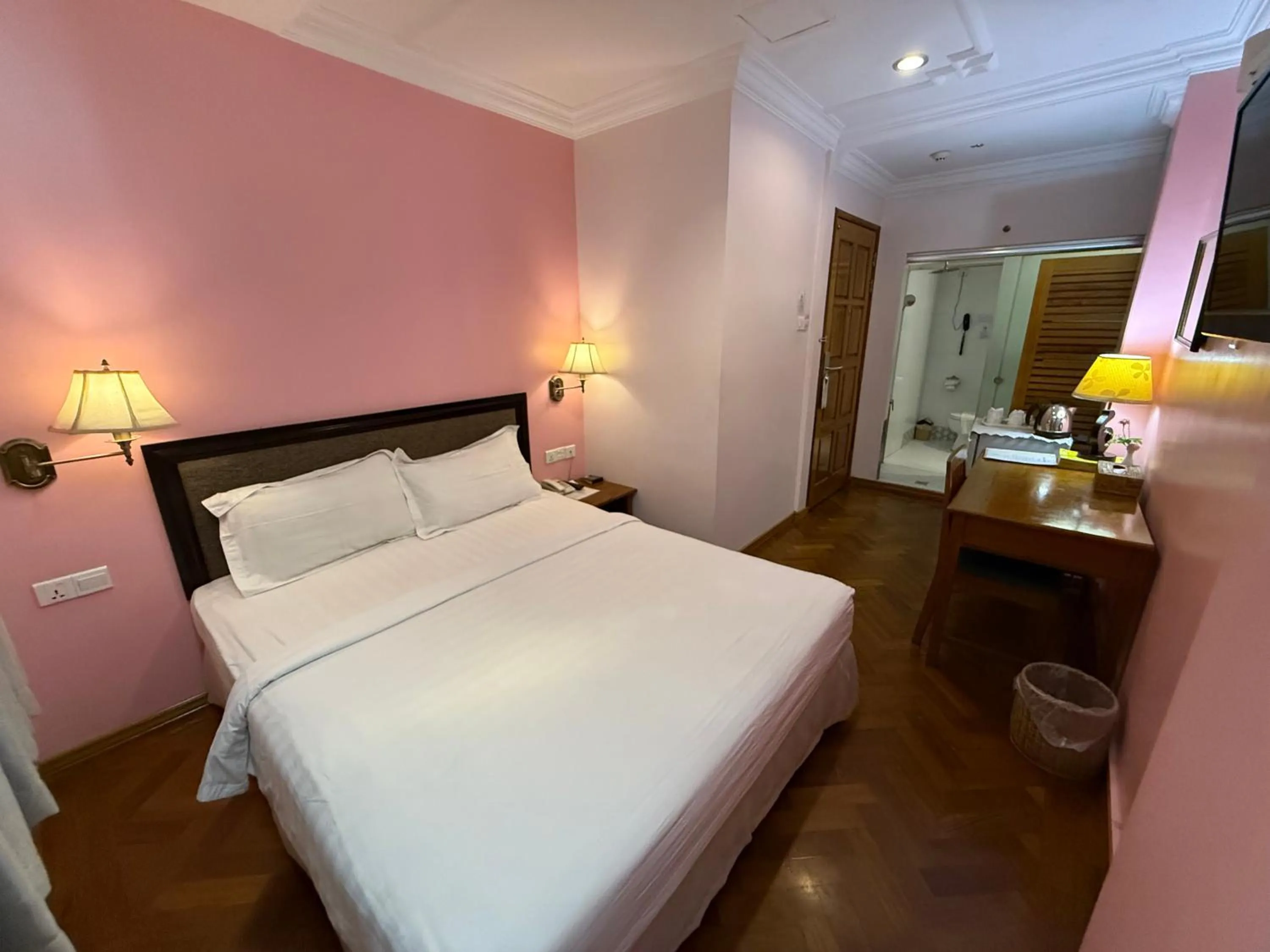 Bedroom, Bed in Grand Laurel Hotel