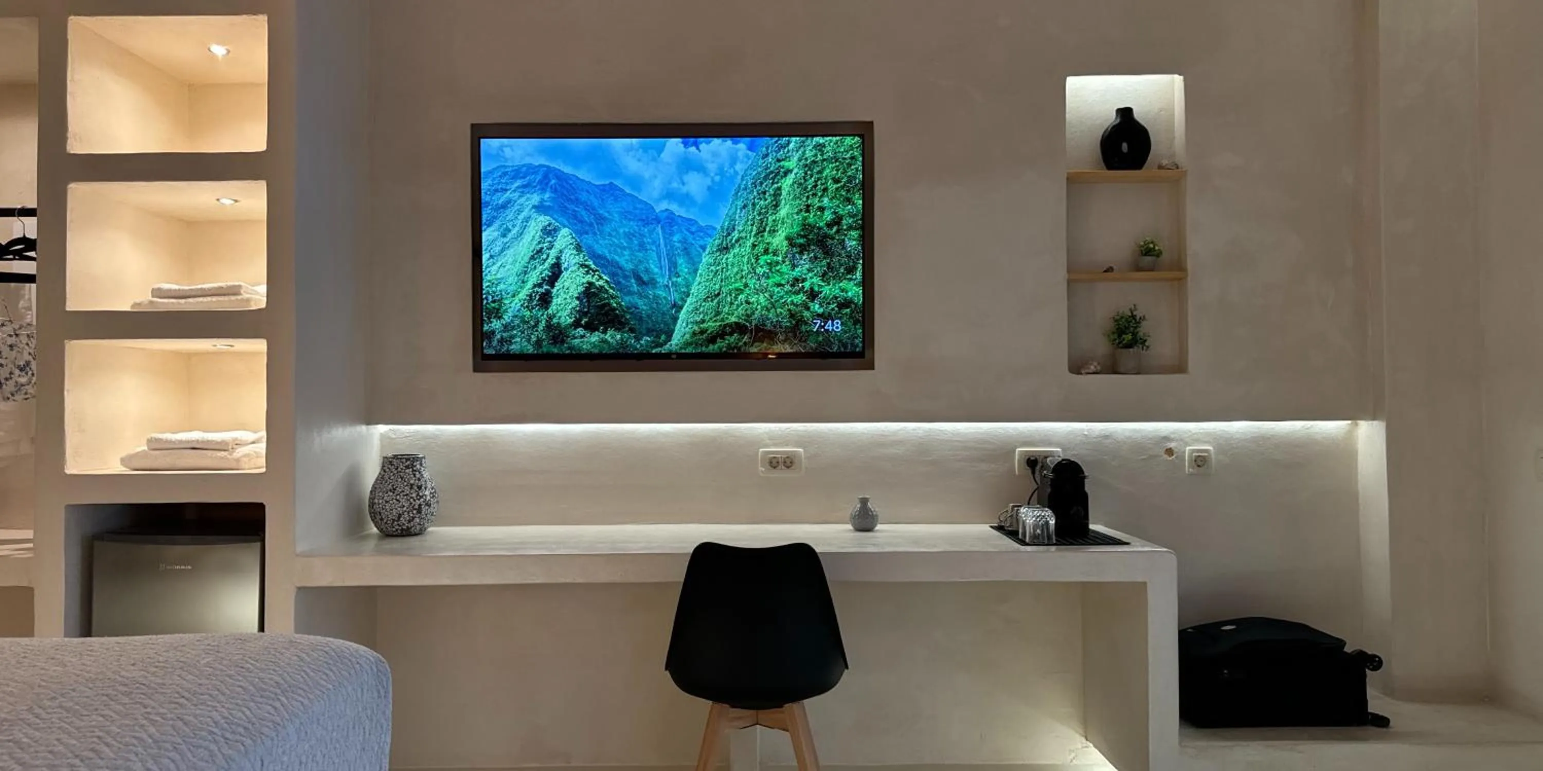 TV and multimedia in Salida Del Sol Santorini