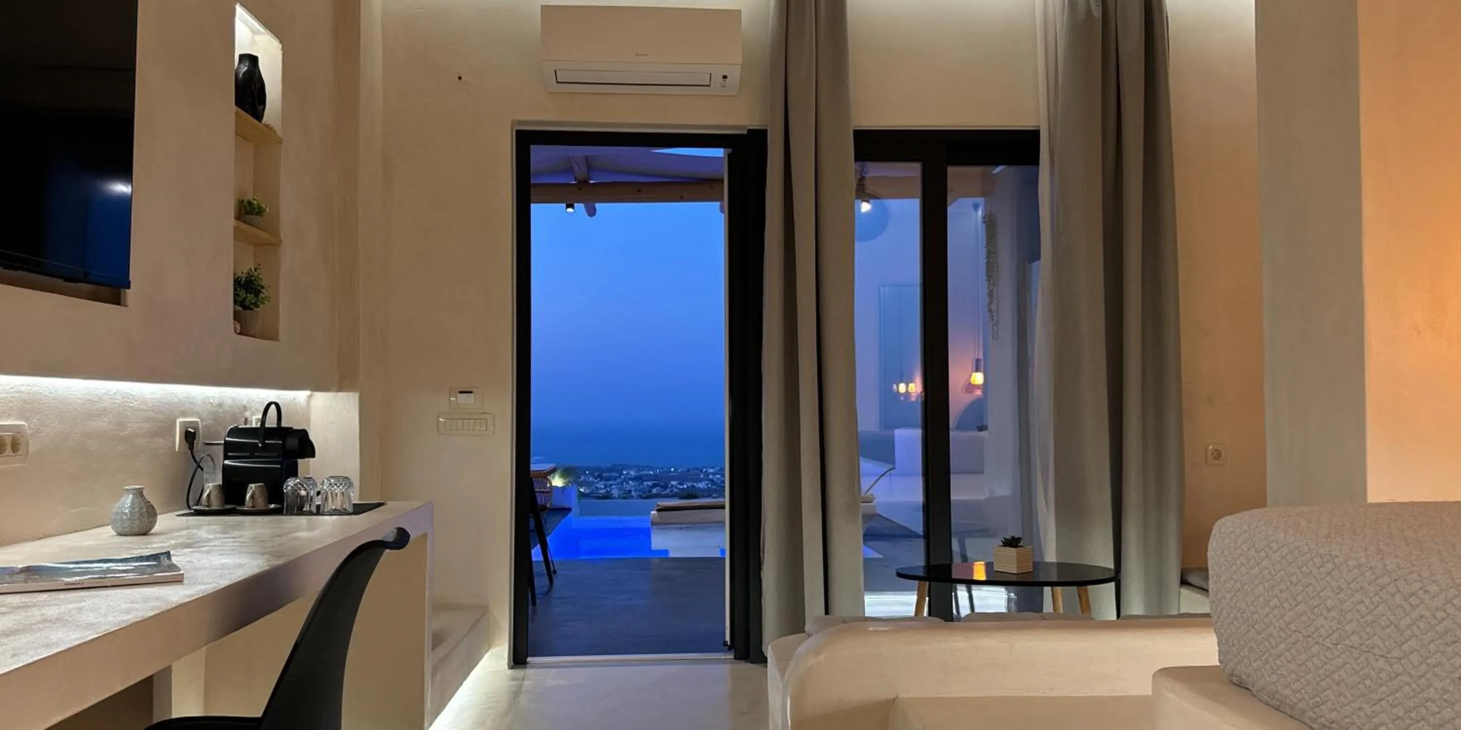 TV and multimedia in Salida Del Sol Santorini