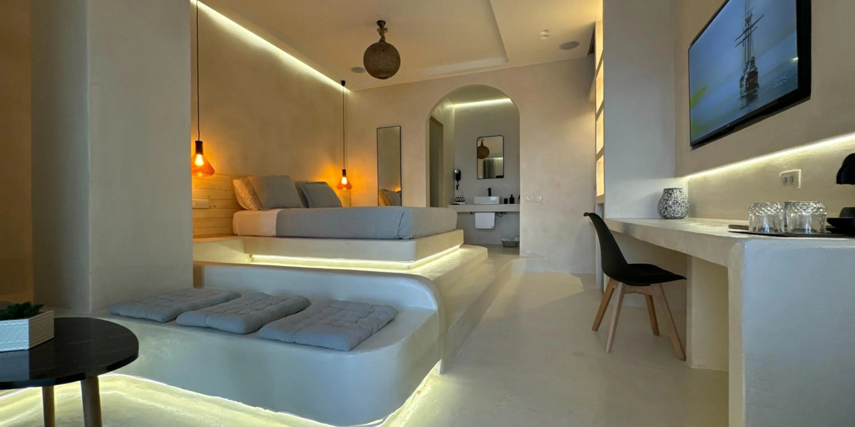 Photo of the whole room, Bed in Salida Del Sol Santorini