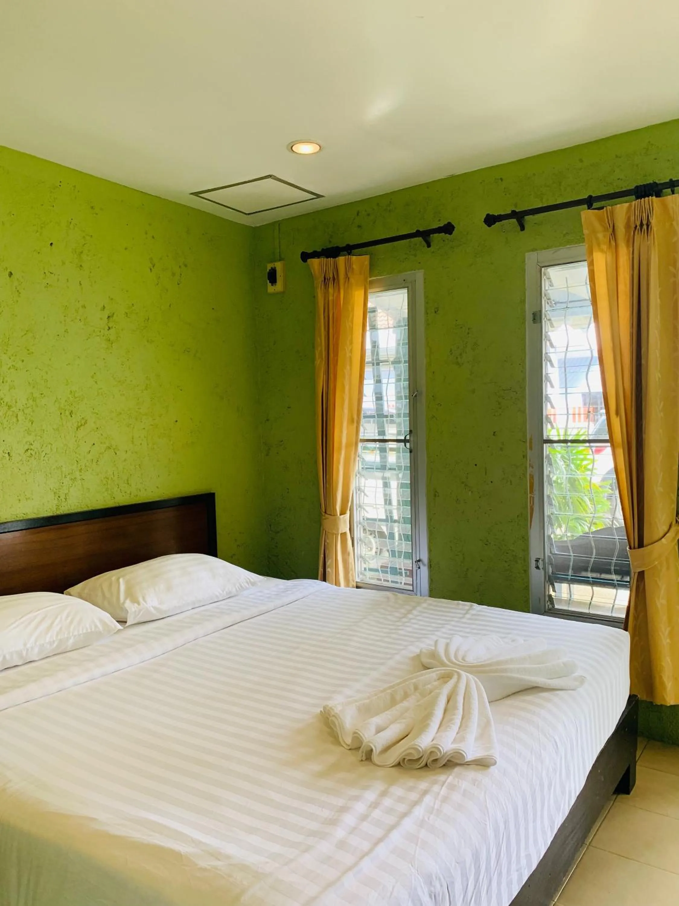 Bed in Forest Bungalows & Mama's Restaurant