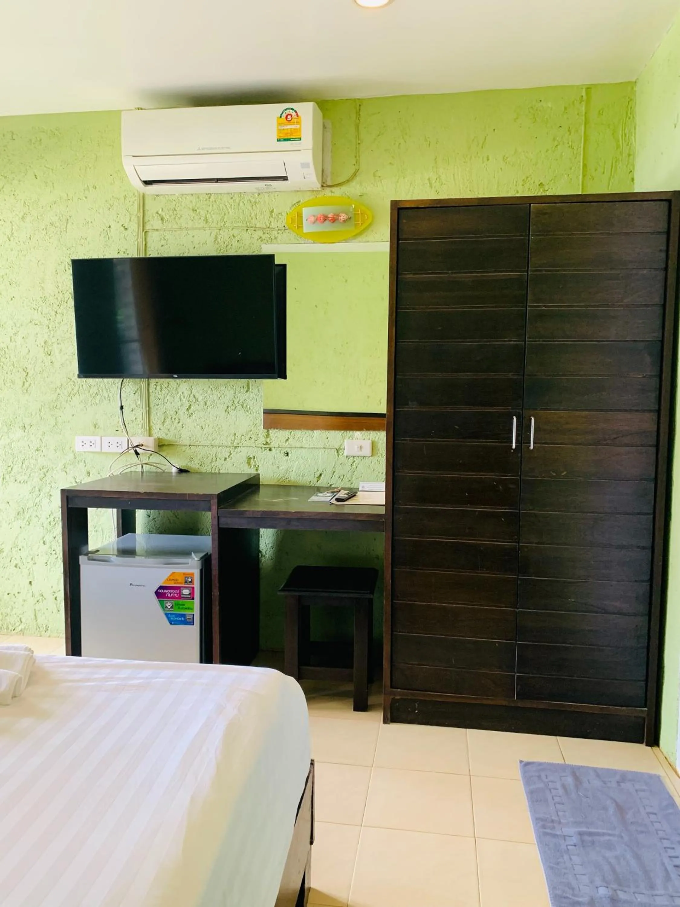 Bed in Forest Bungalows & Mama's Restaurant