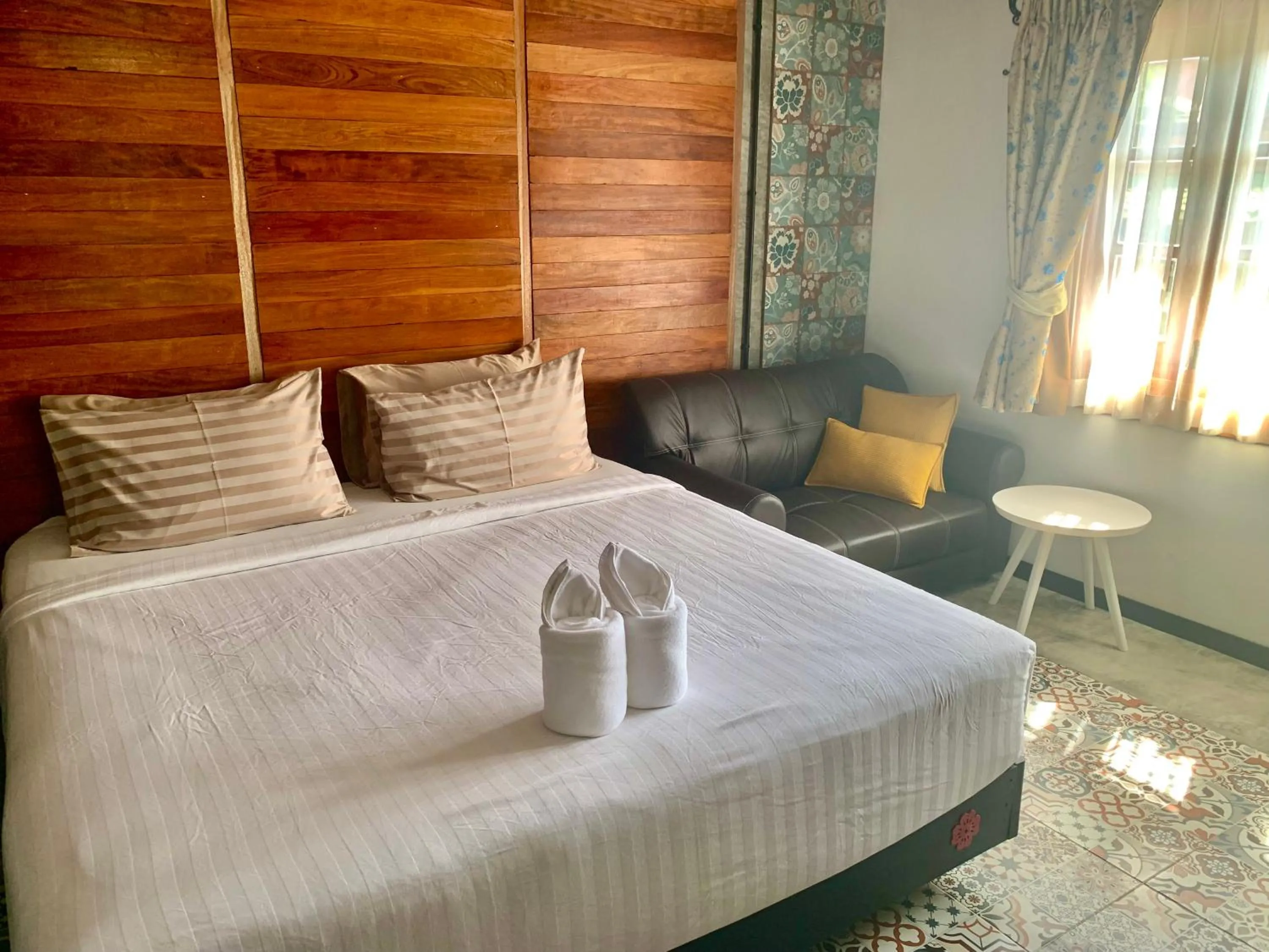 Bed in Forest Bungalows & Mama's Restaurant