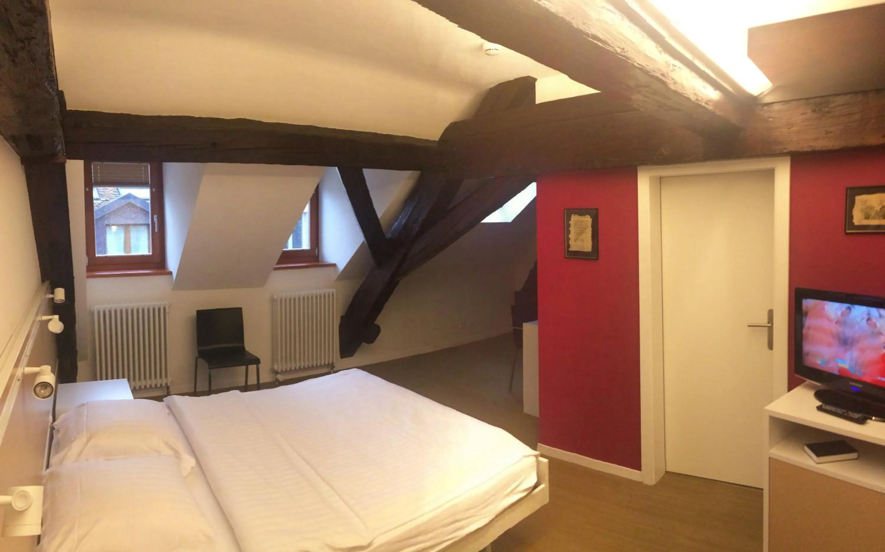 Photo of the whole room, Bed in Auberge de Prangins