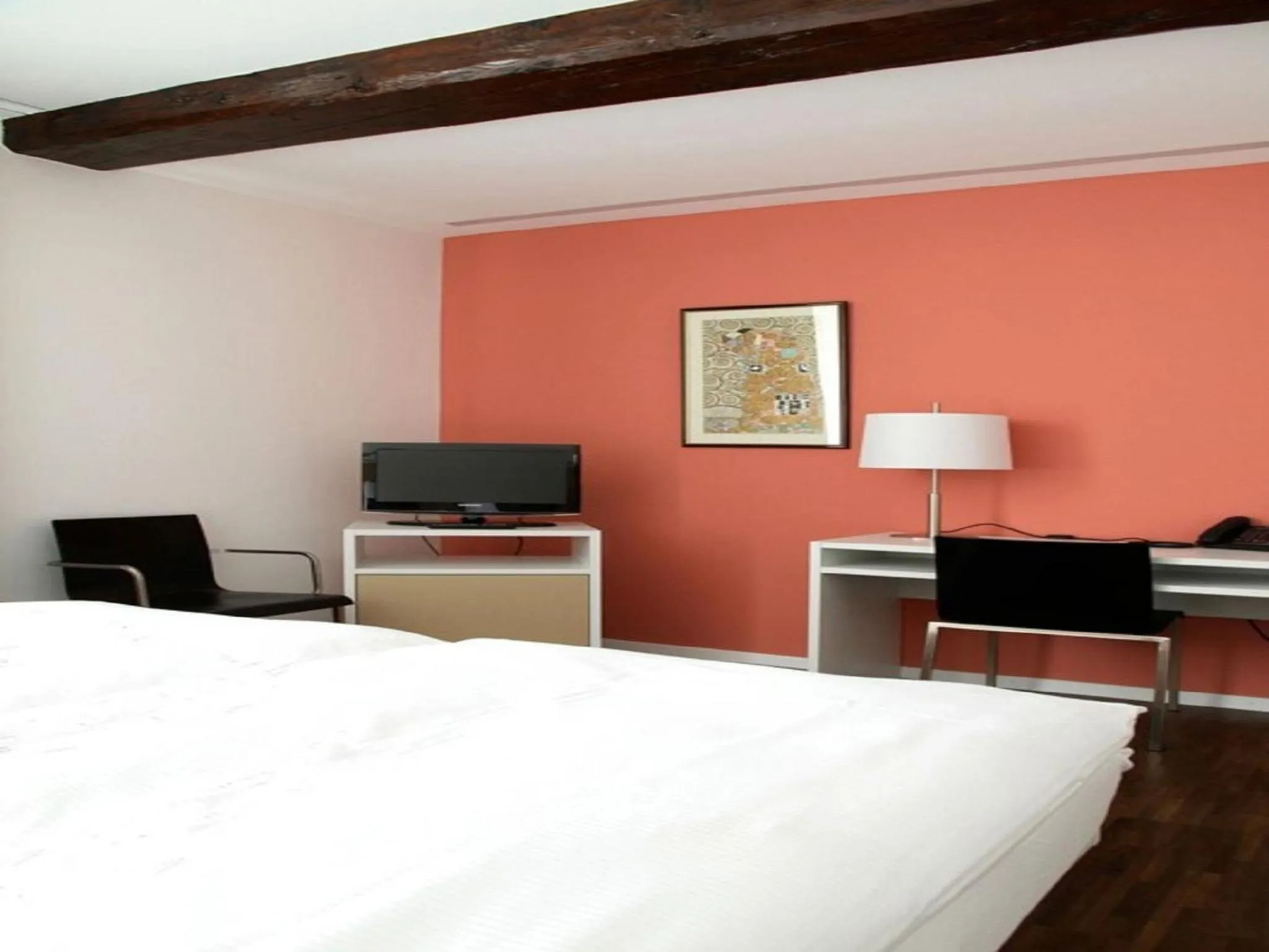 Photo of the whole room, Bed in Auberge de Prangins