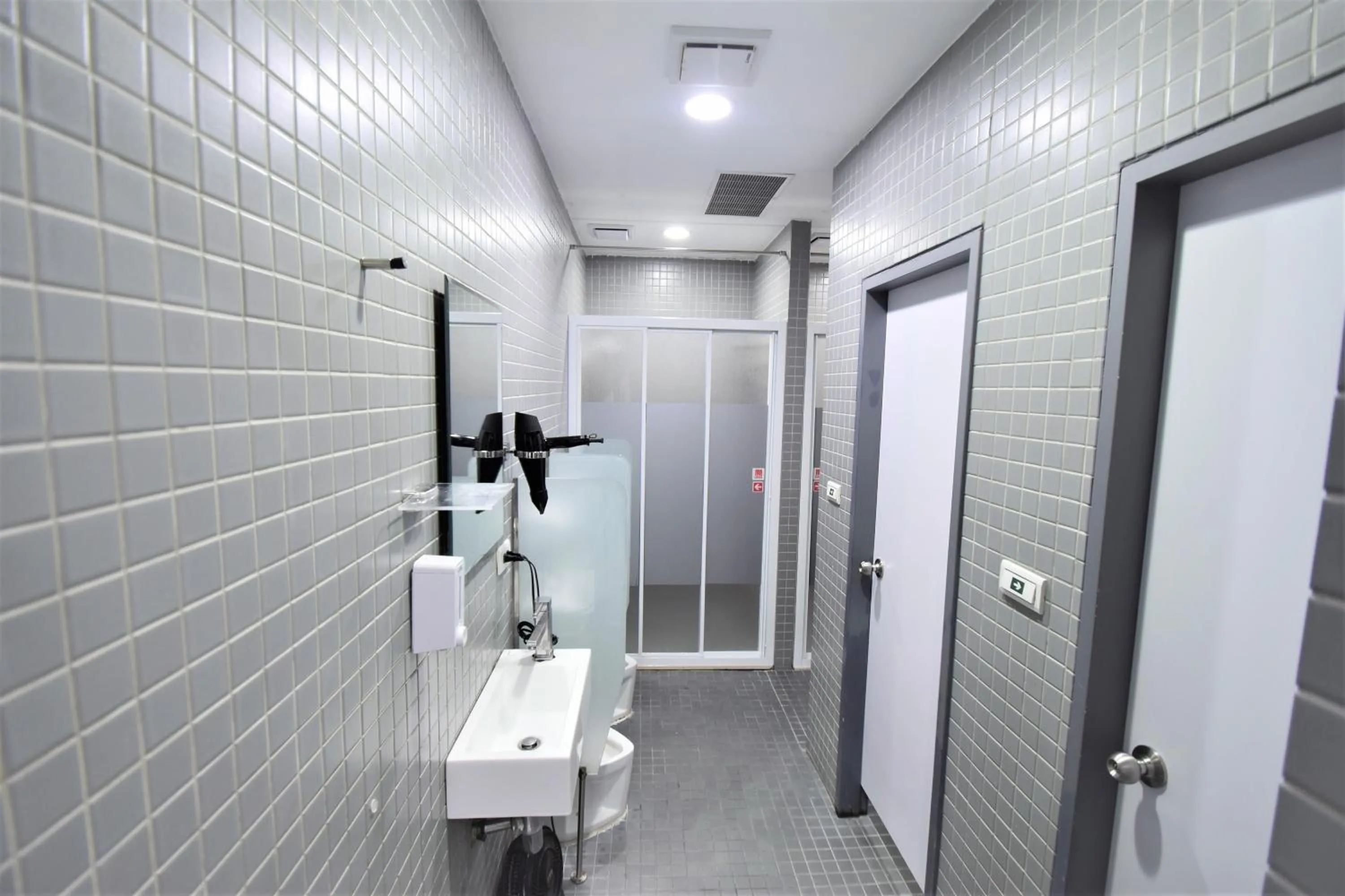 Shower in Inn Cube - Ximen