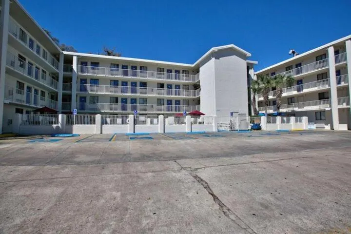 Property building in Loyalty Inn Tallahassee