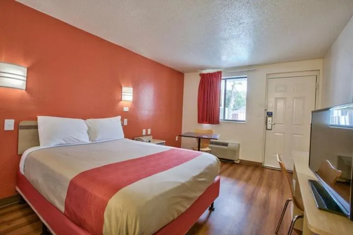 Photo of the whole room in Loyalty Inn Tallahassee