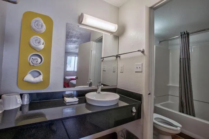 towels in Loyalty Inn Tallahassee