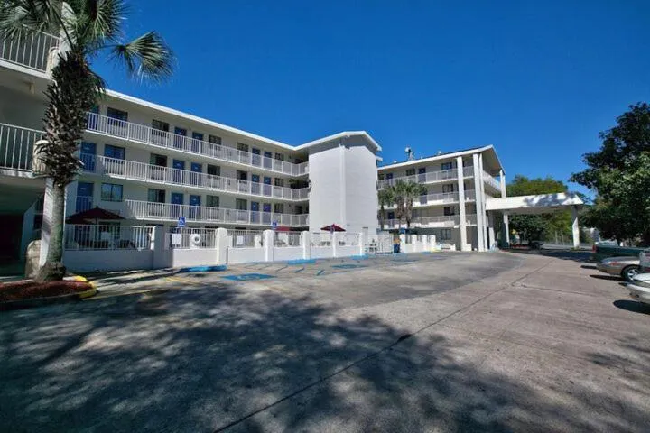 Property building in Loyalty Inn Tallahassee