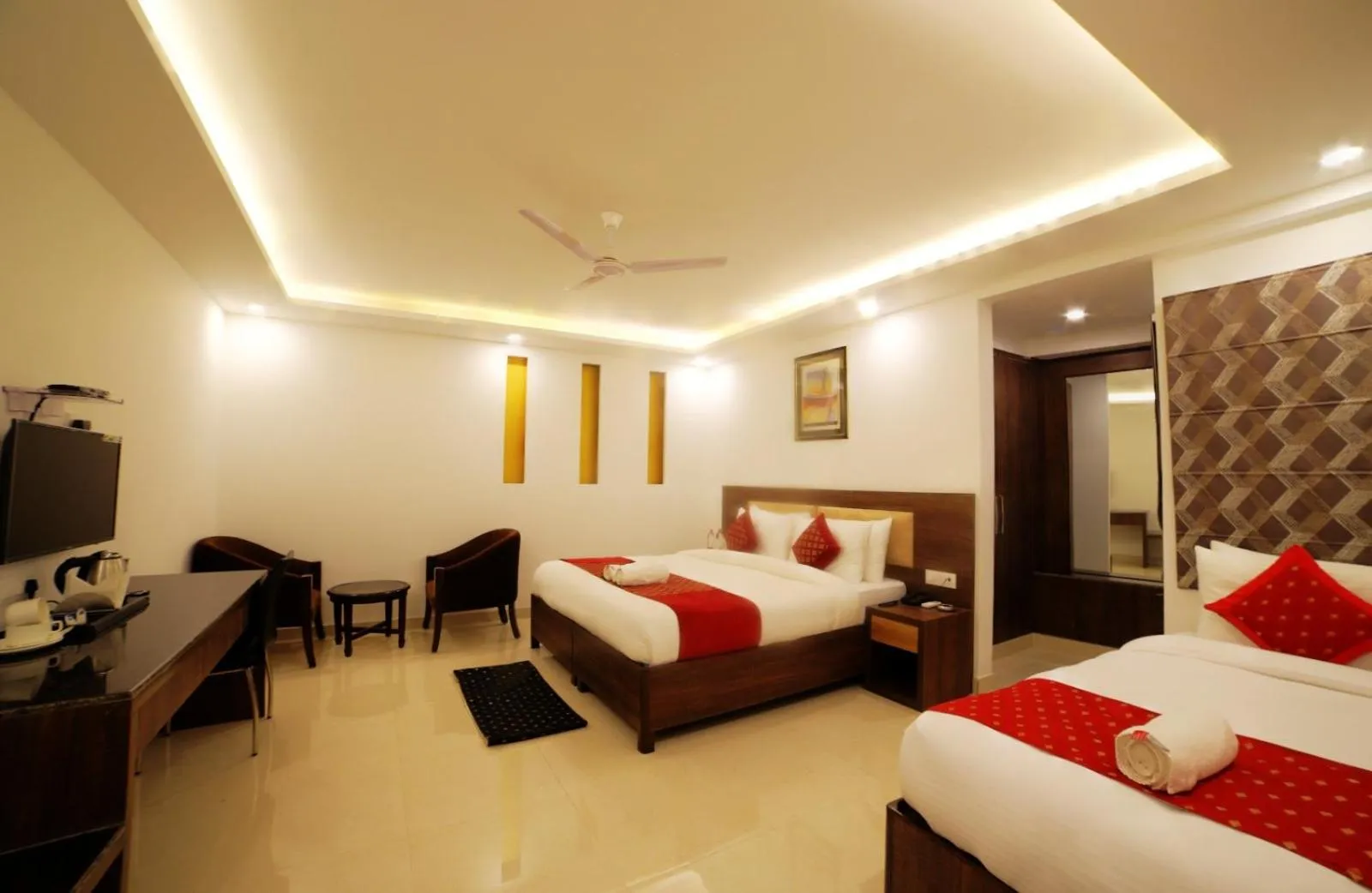 Kitchen or kitchenette, Bed in Airport Hotel Chanakya