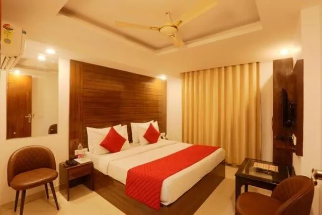 Bed in Airport Hotel Chanakya