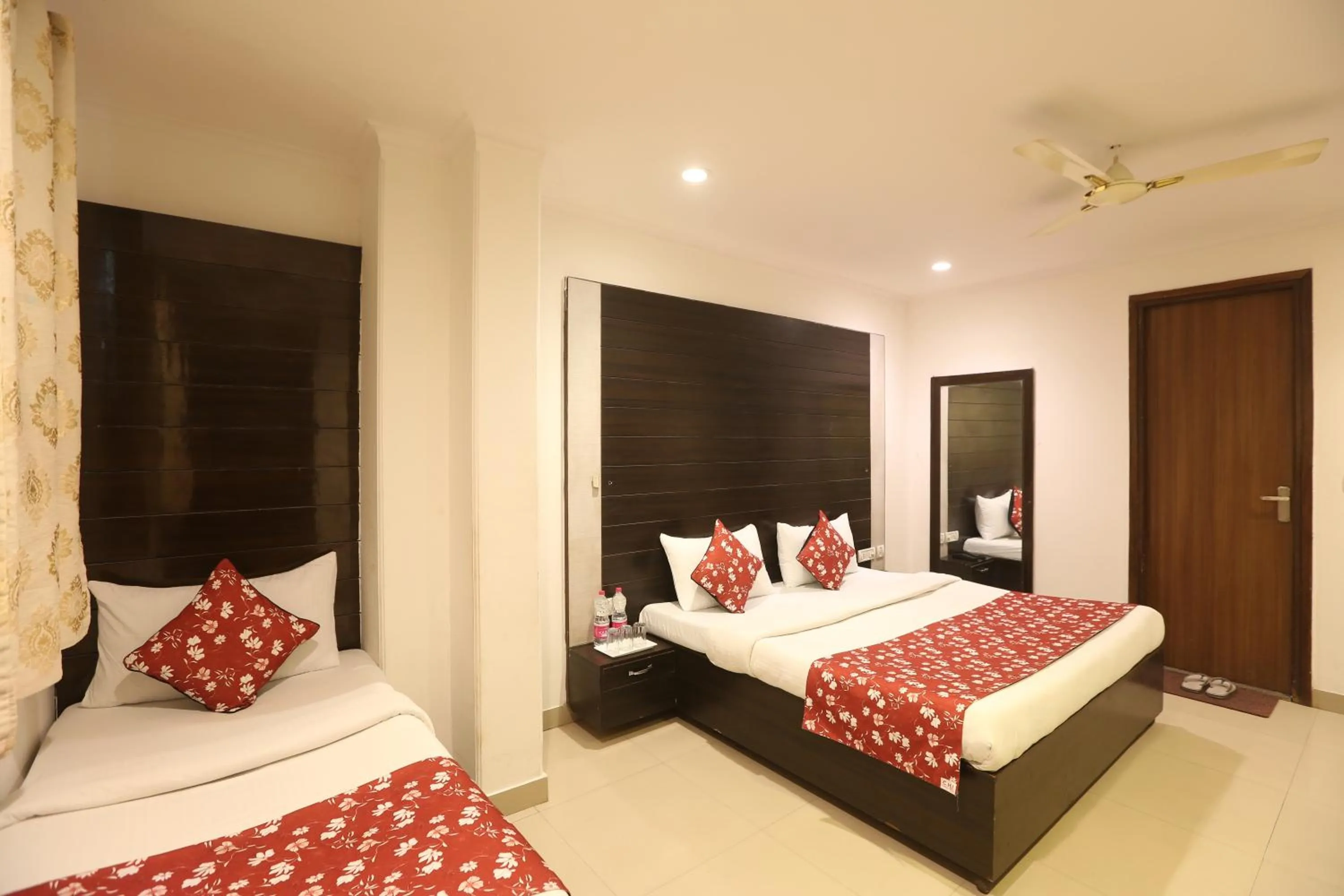 Photo of the whole room, Bed in Airport Hotel Chanakya