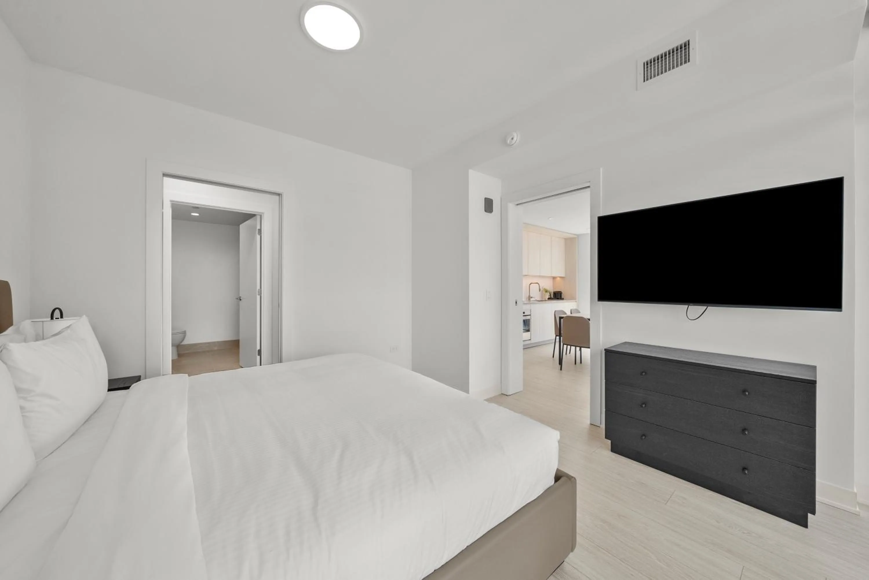 Bed in Level Chicago Fulton Market