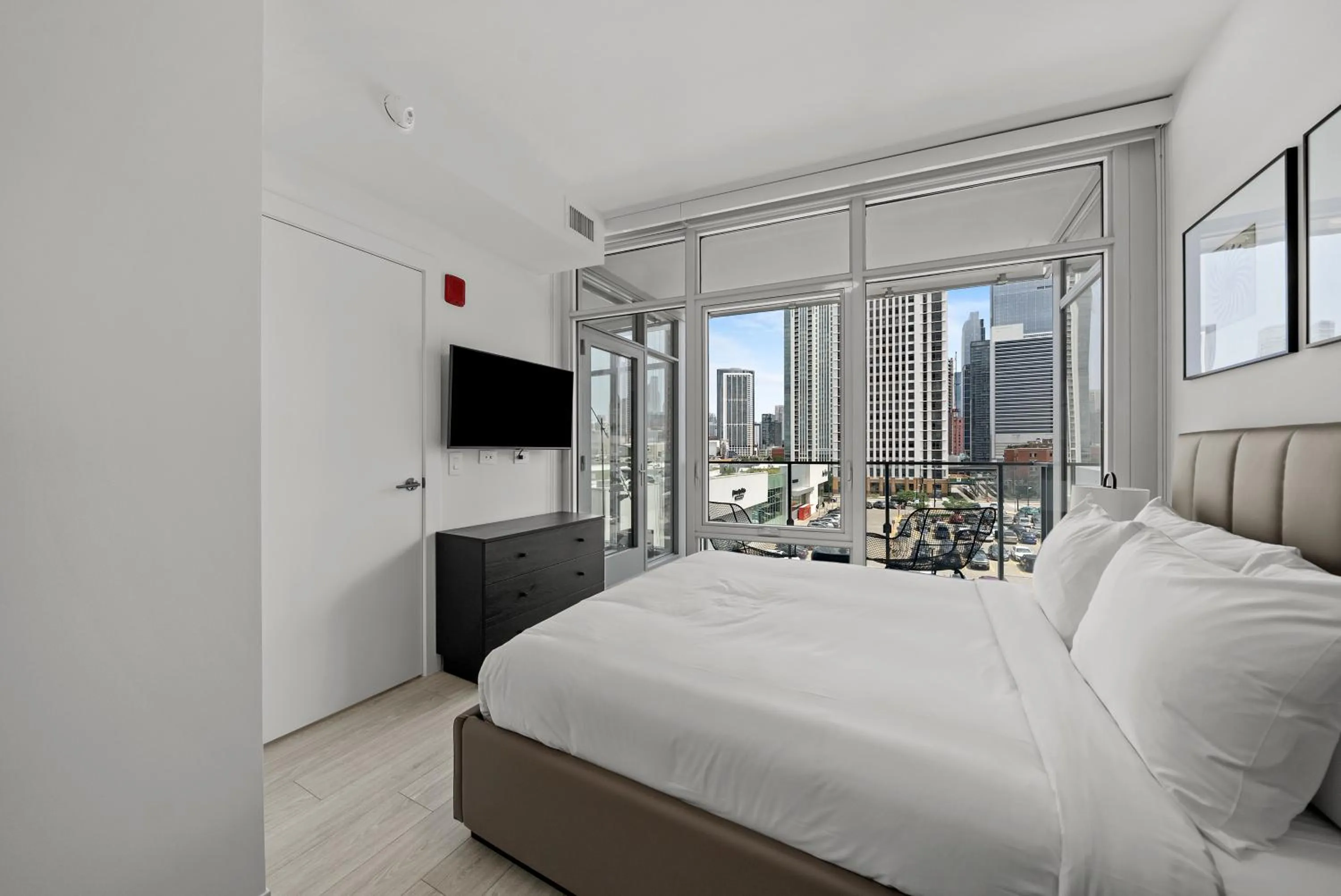 Bed in Level Chicago Fulton Market