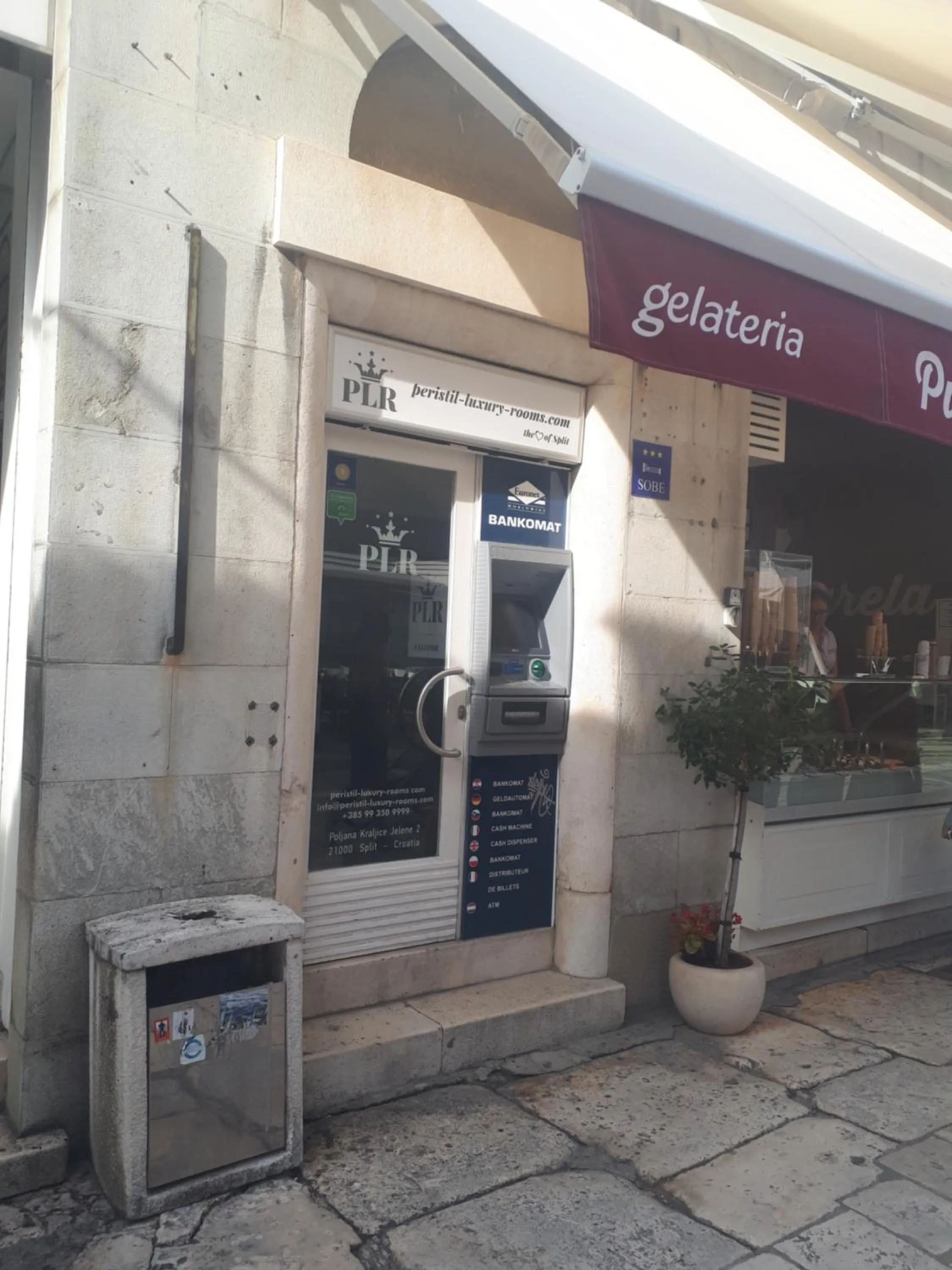 Facade/entrance in PLR Luxury Rooms