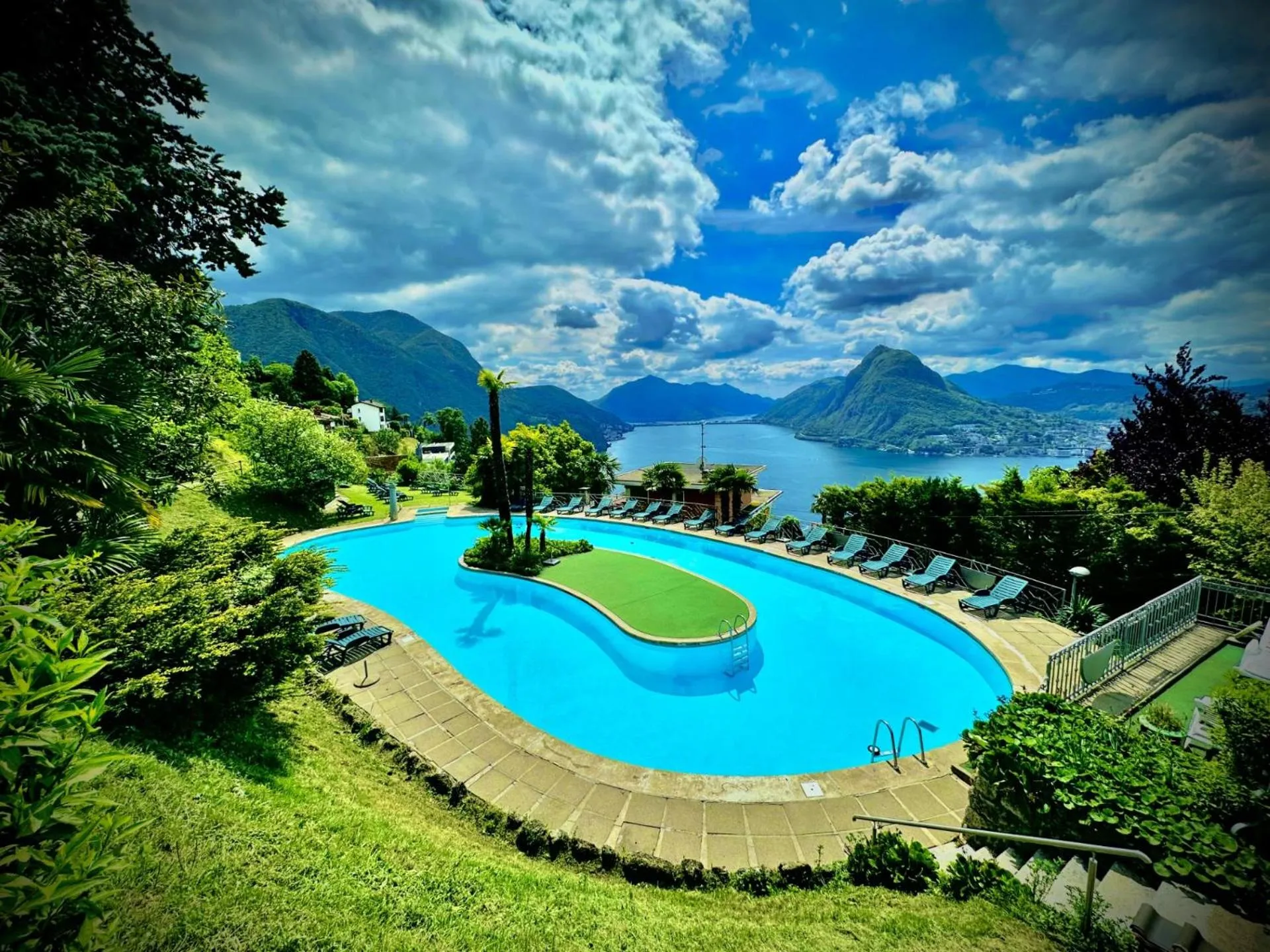 Swimming pool in Hotel Colibrì