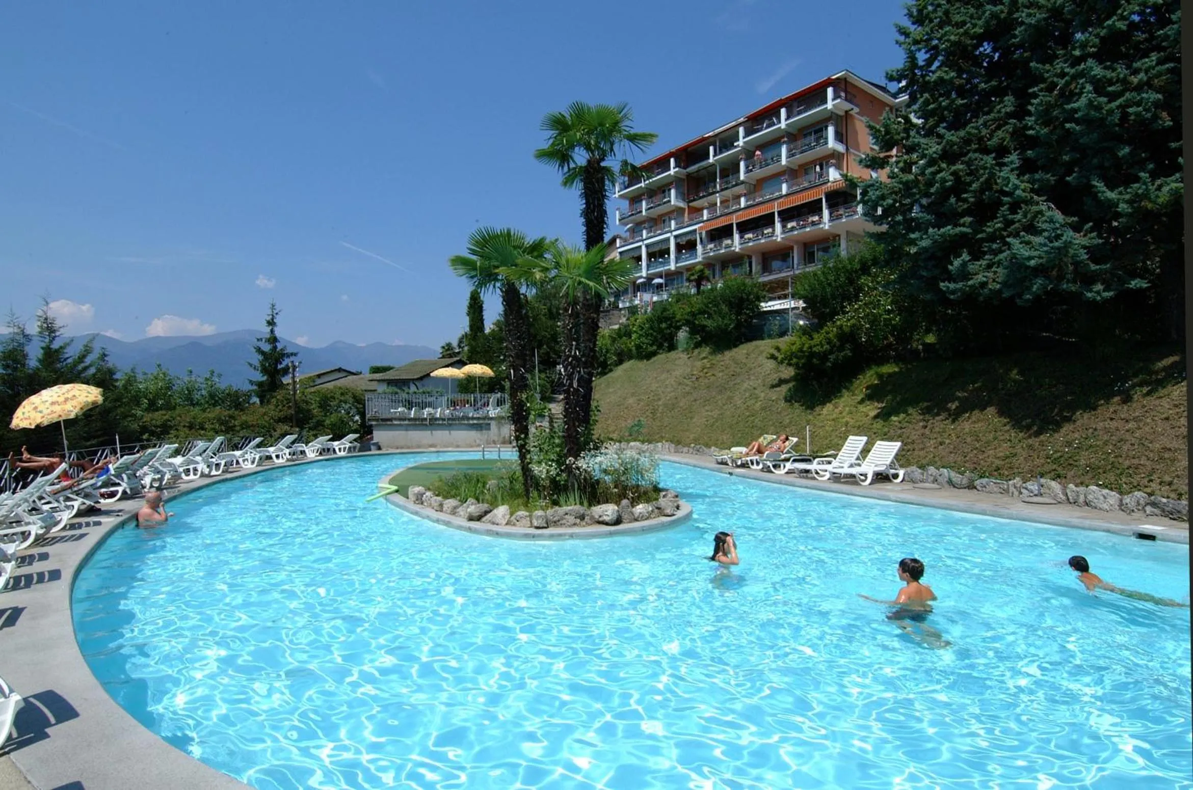 Swimming pool in Hotel Colibrì