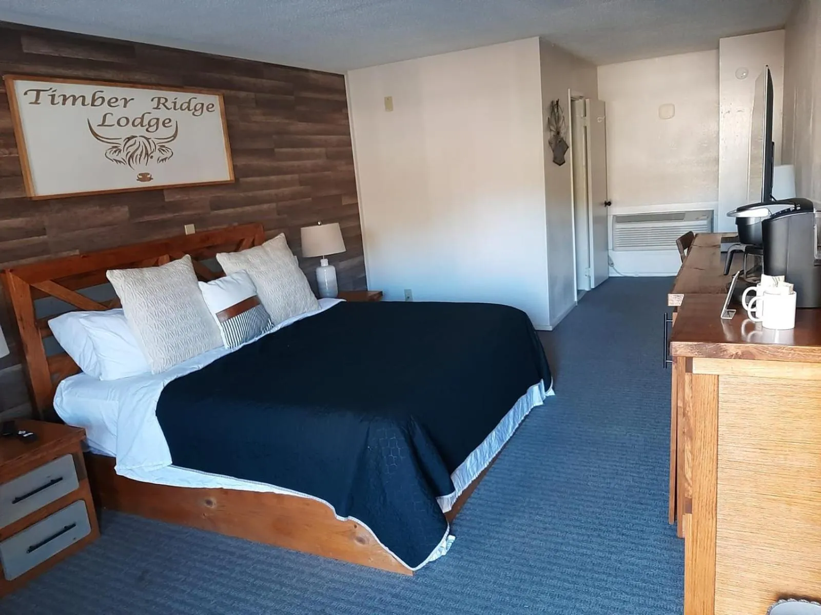 Photo of the whole room, Bed in Timber Ridge Lodge Gatlinburg
