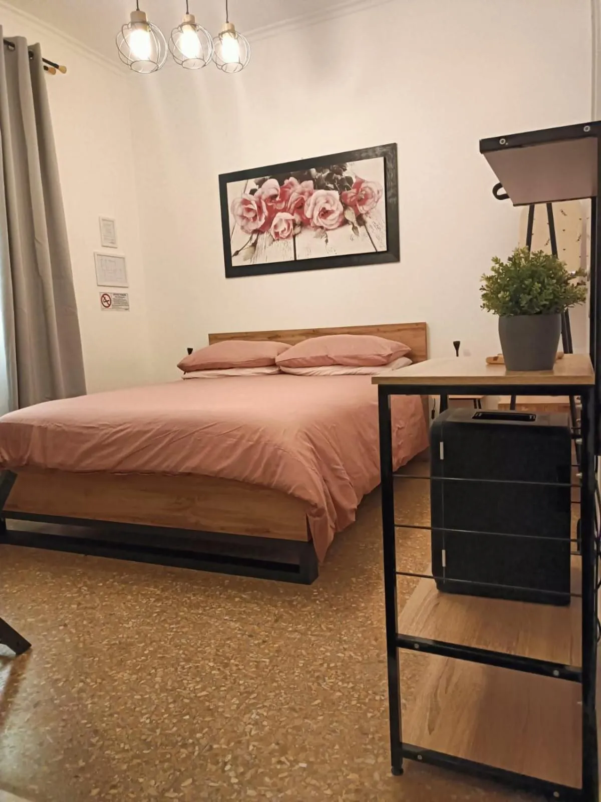 Bed in Rose Antiche Vatican B&B