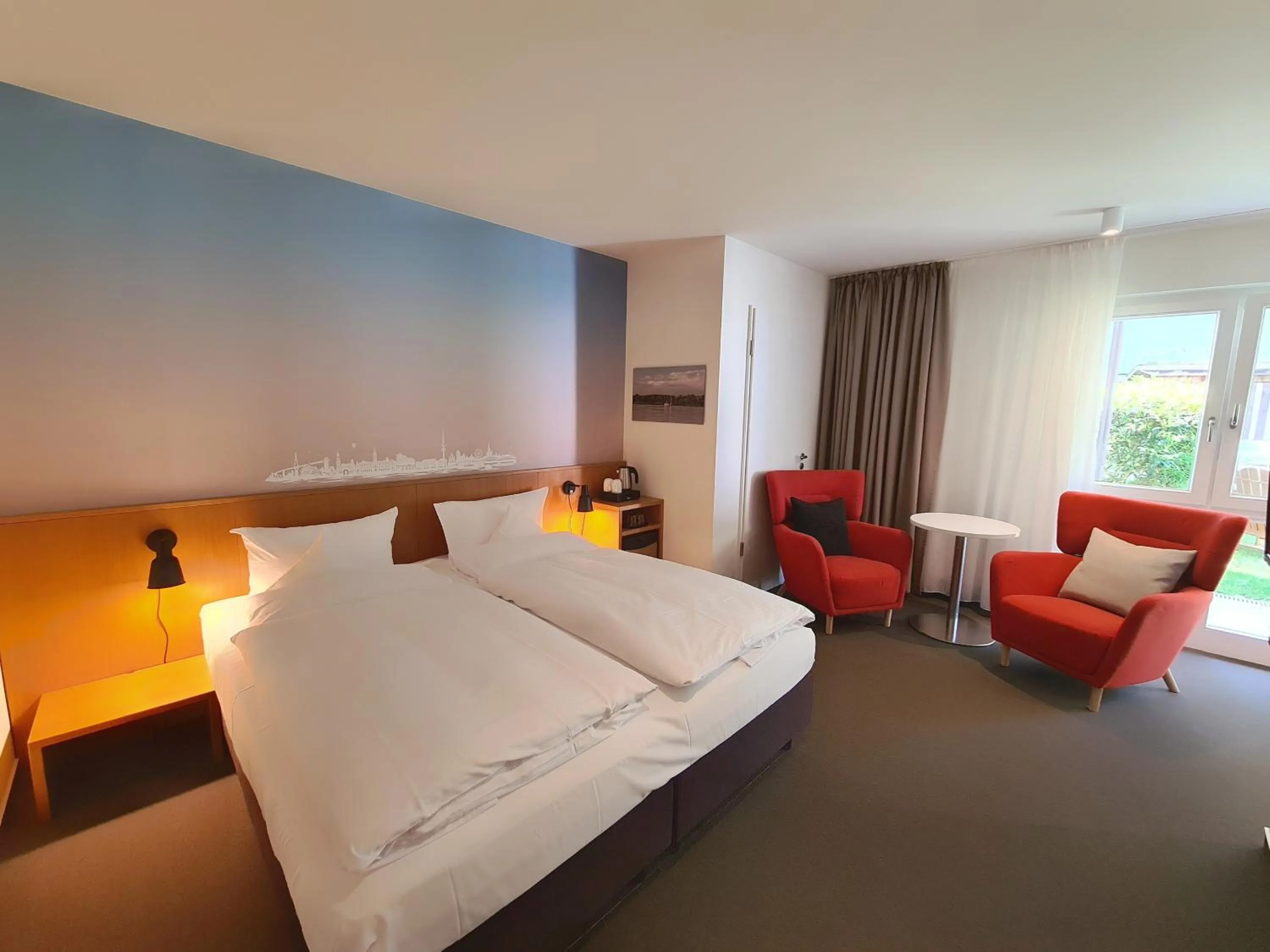 Photo of the whole room, Bed in Baurs Park