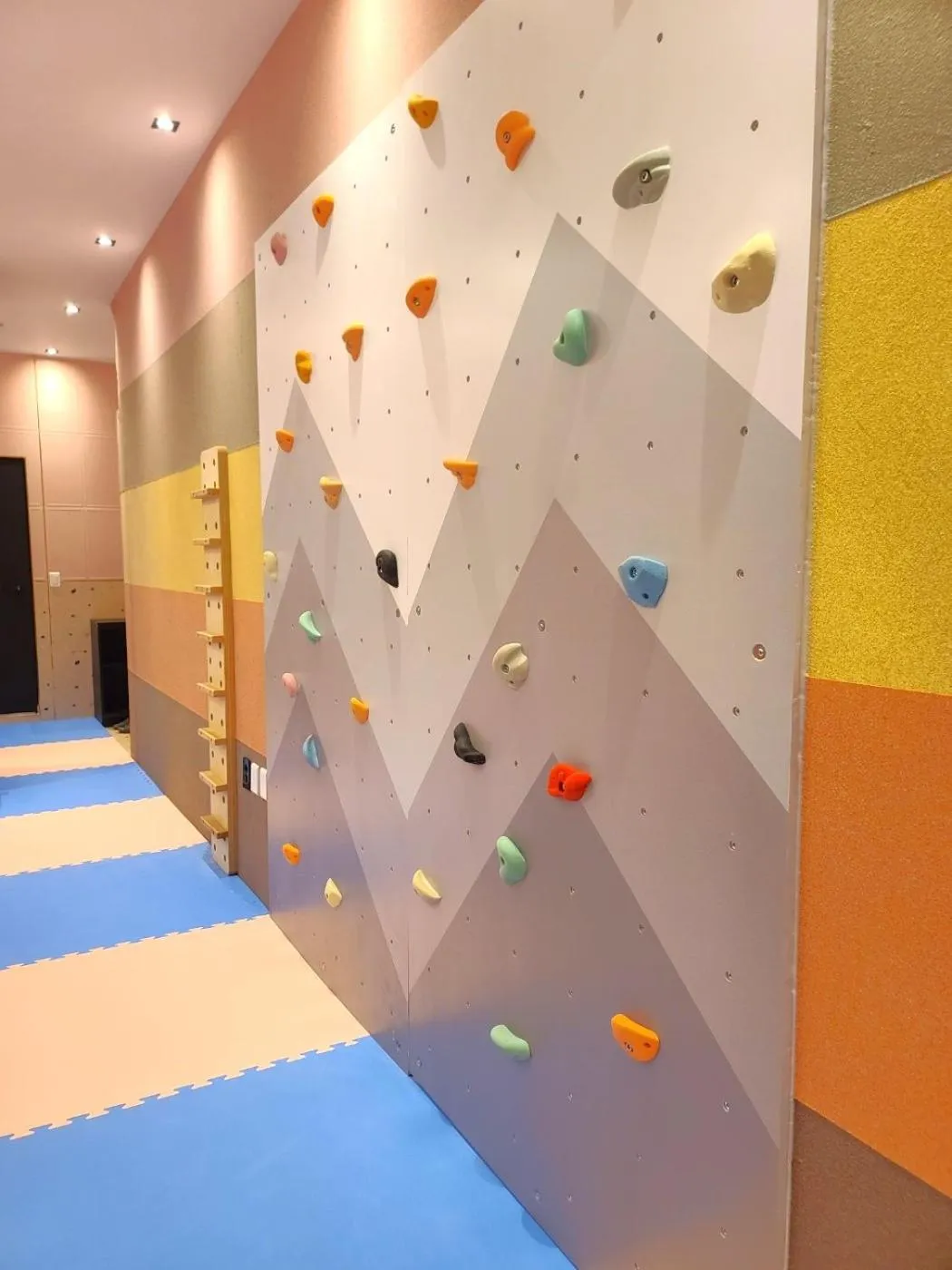 Entertainment in Jangyu Almond Kids Hotel