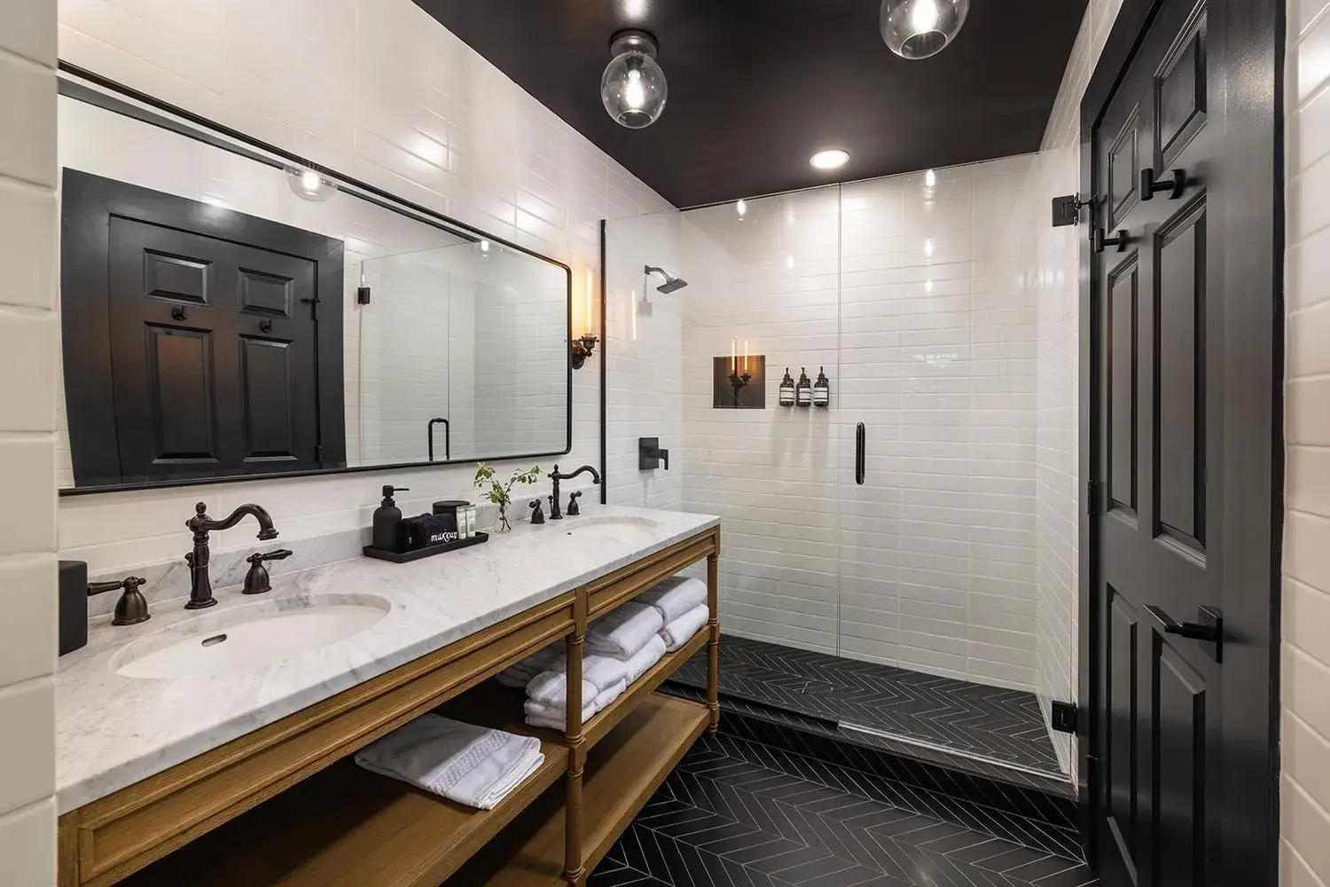 Deluxe King Room in Victoria 1883 Deluxe King Room in Victoria 1883