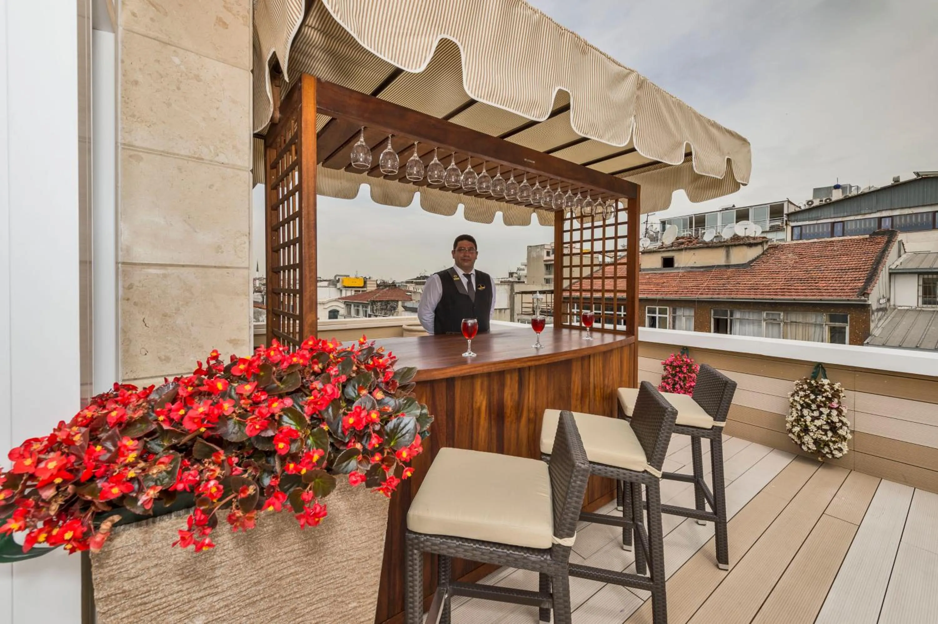 Restaurant/places to eat in Darkmen Hotel 2