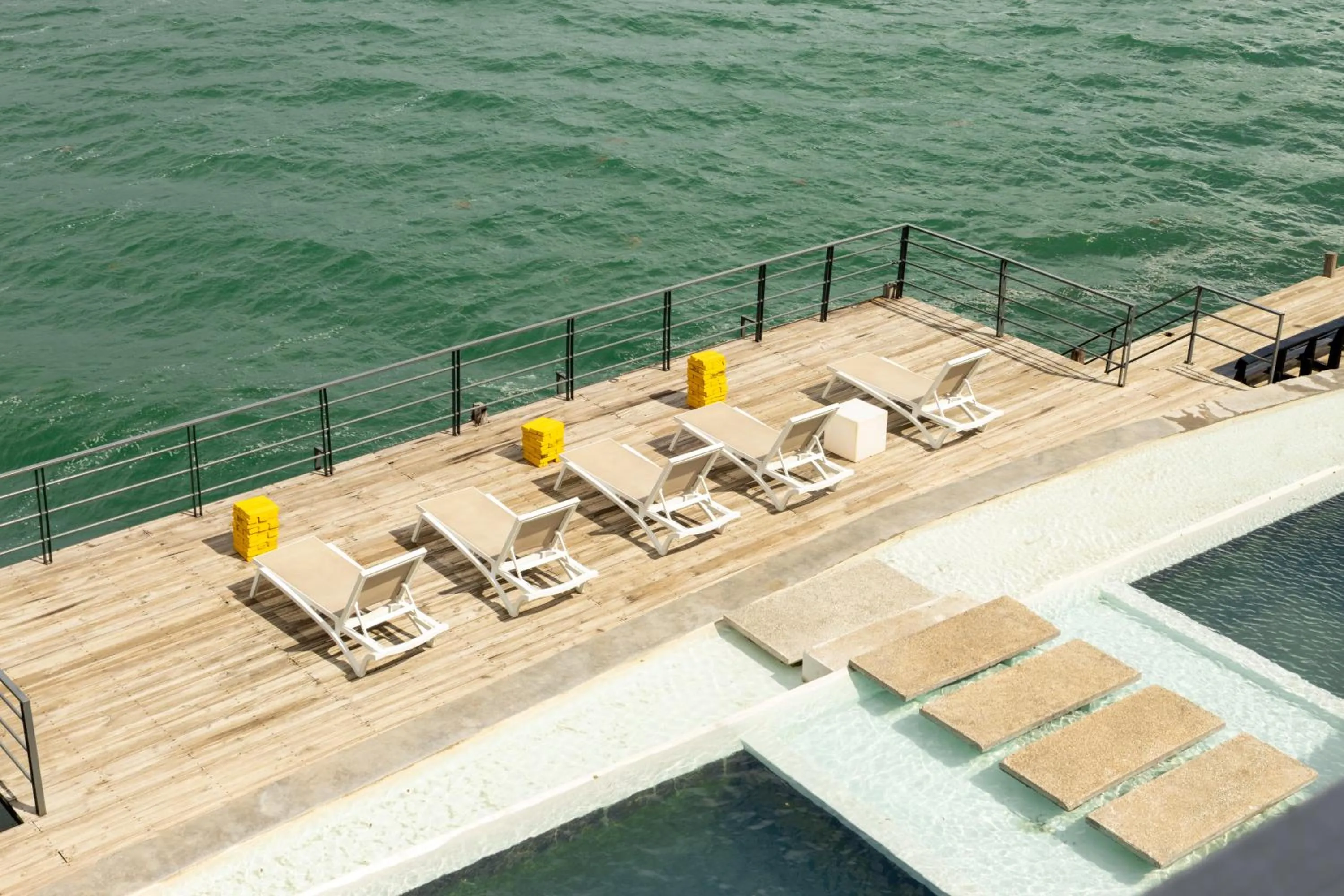 Pool view in Cardedeu Residence Lago de Coatepeque
