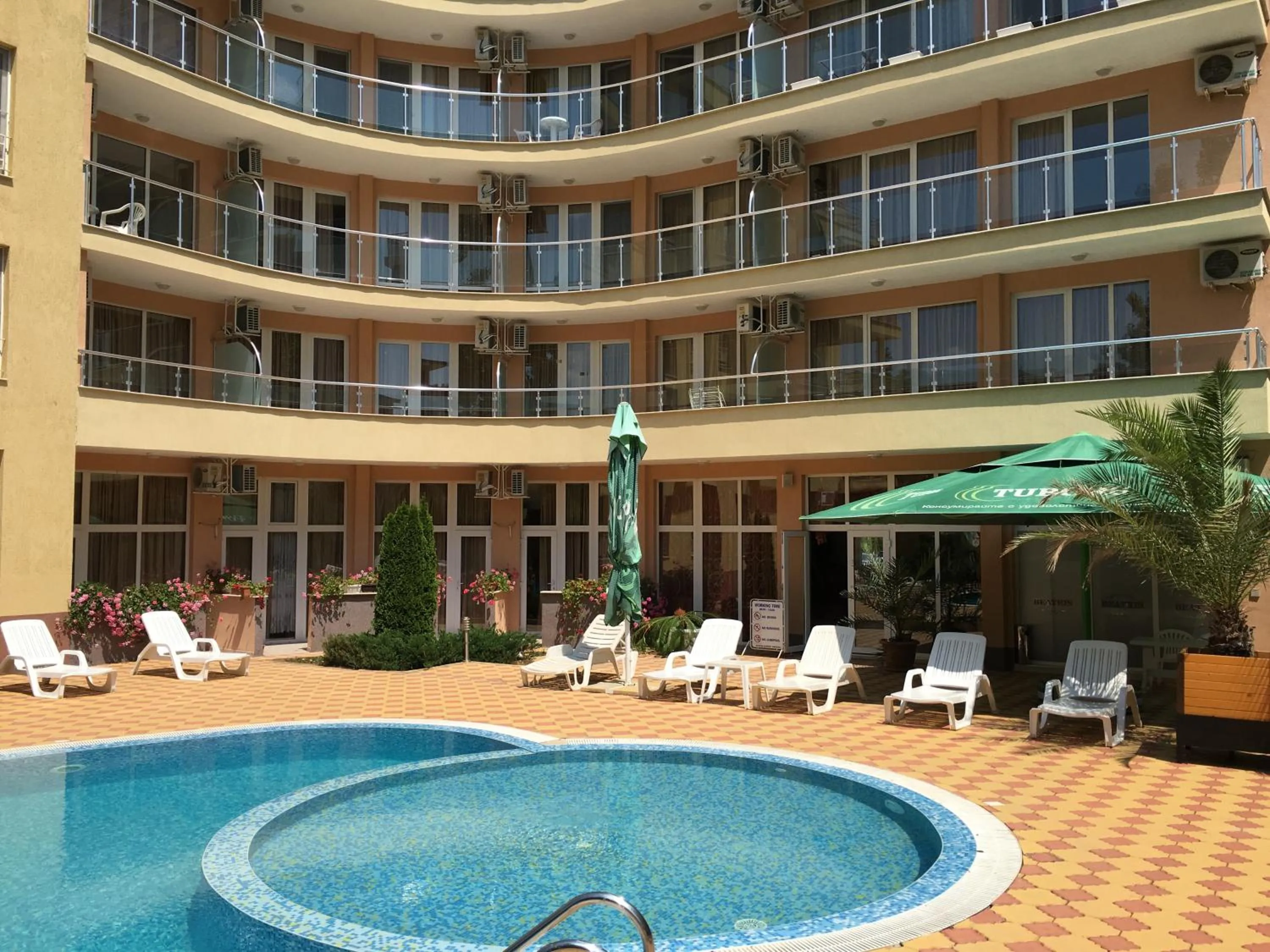 Swimming pool in Beatris Family House