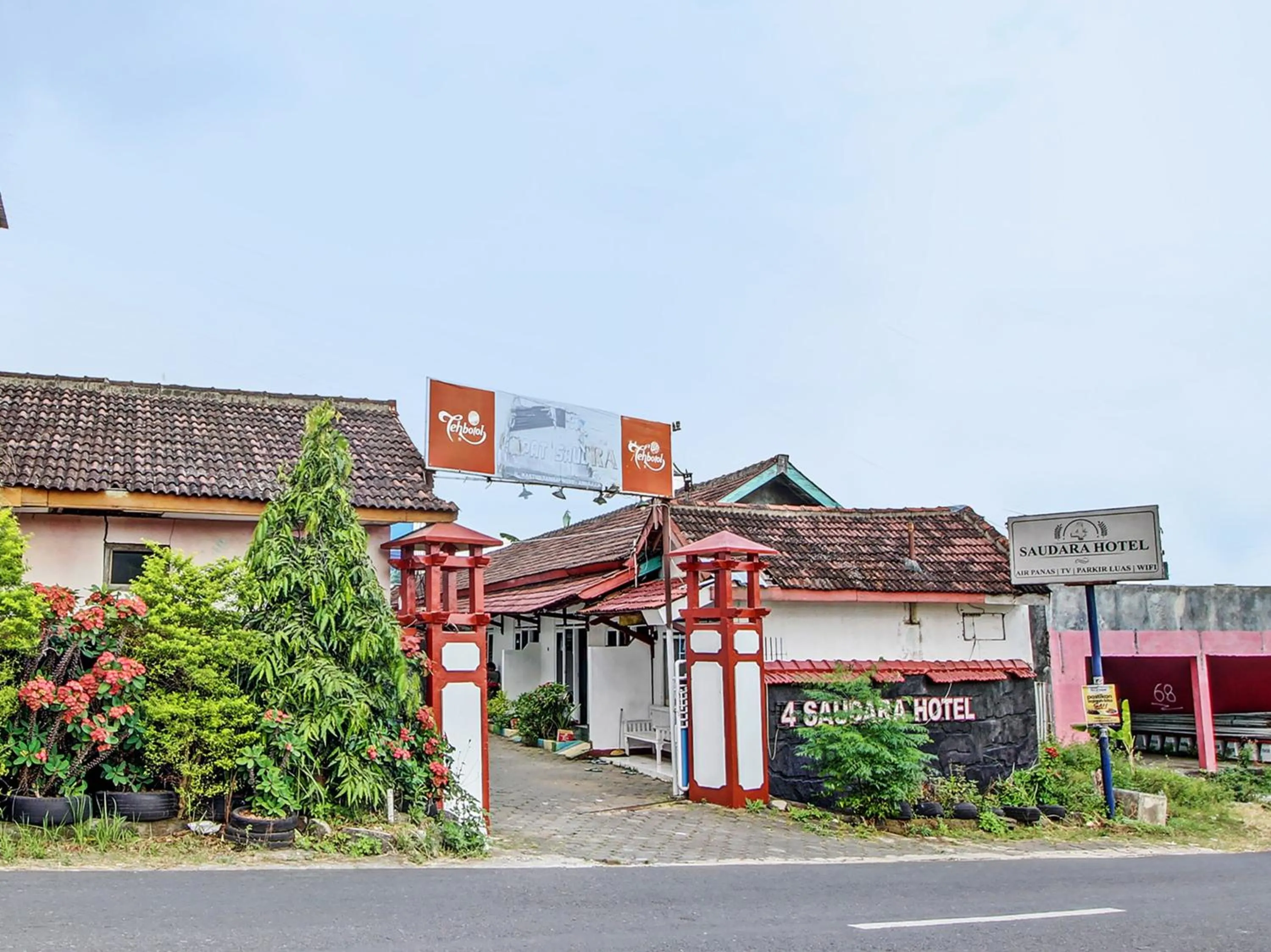 Facade/entrance in Hotel O 4 Saudara Hotel