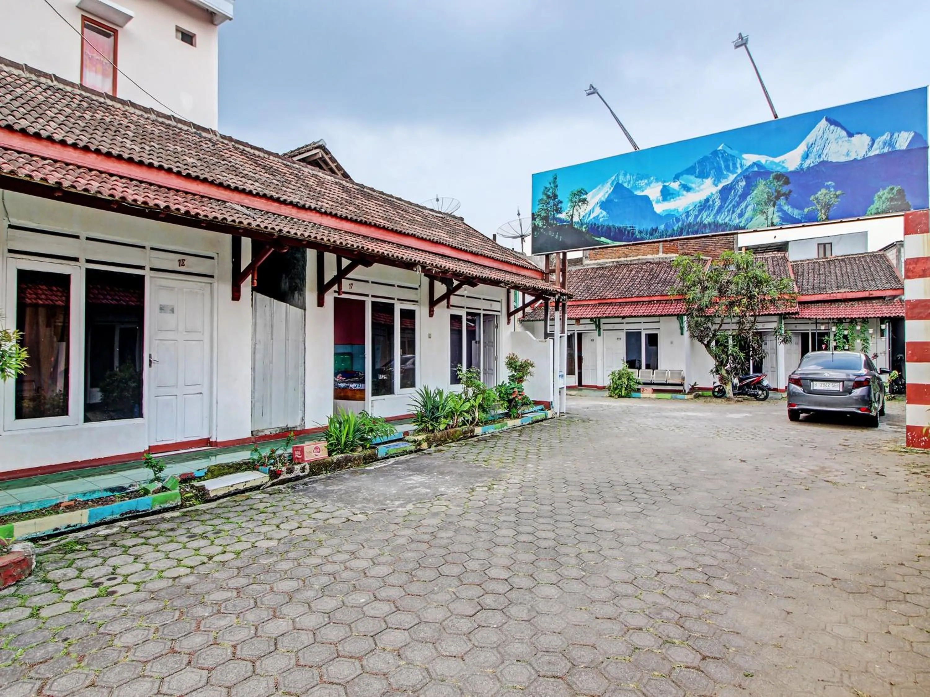 Facade/entrance in Hotel O 4 Saudara Hotel
