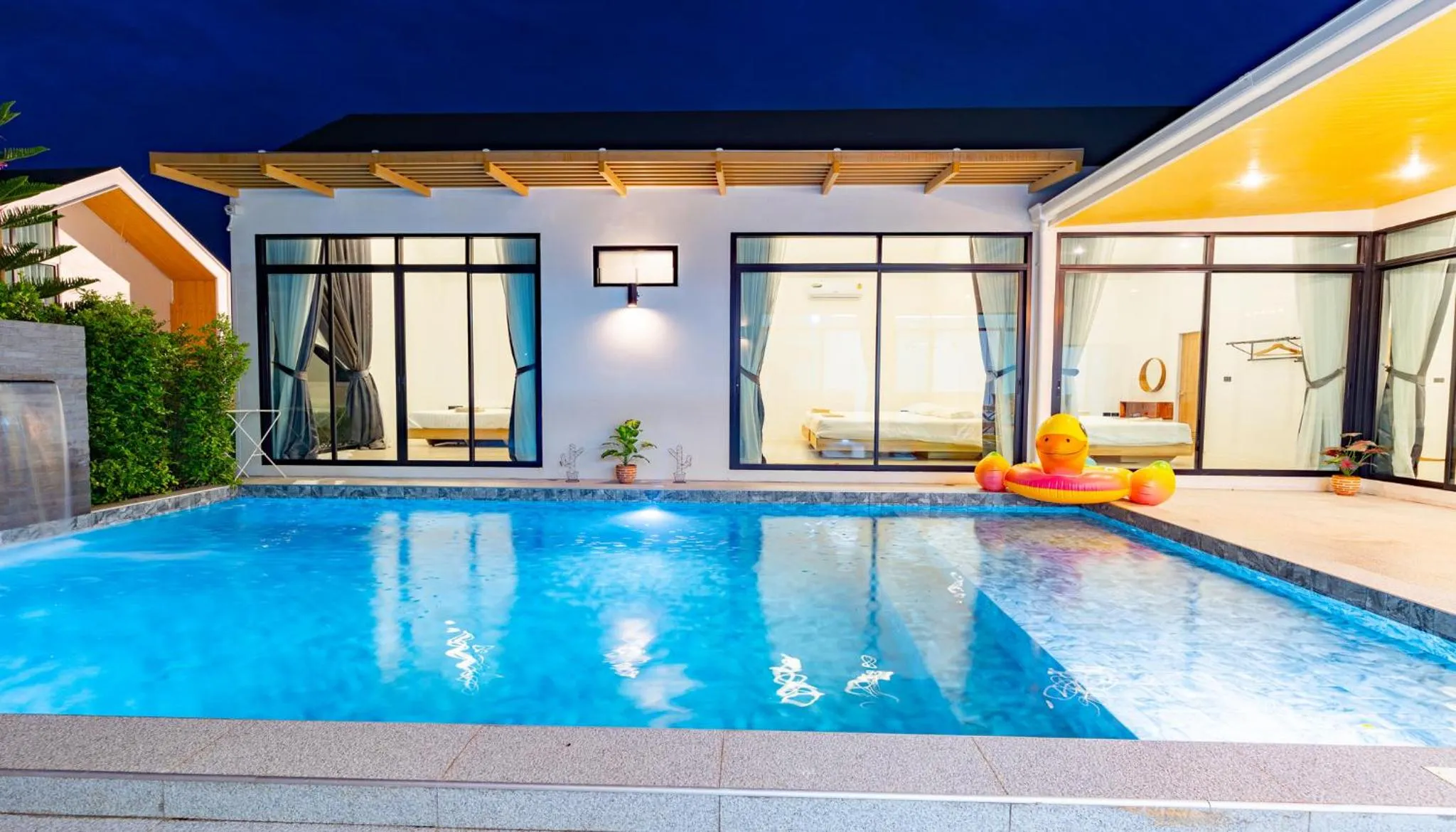 Swimming pool in Villa Paramount 1