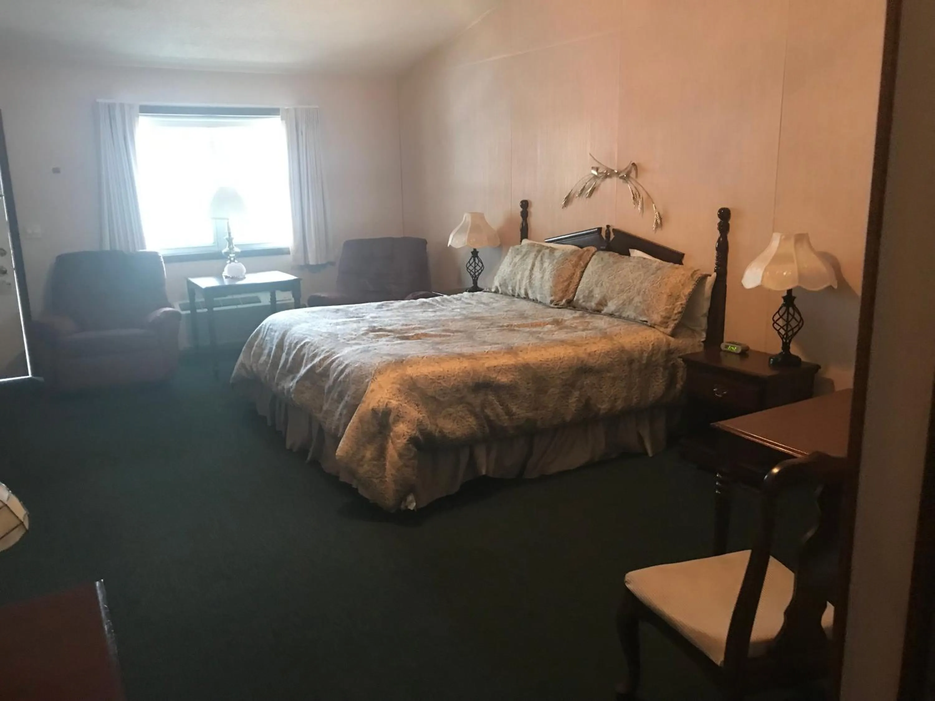 Bedroom, Bed in Longhouse Lodge Motel