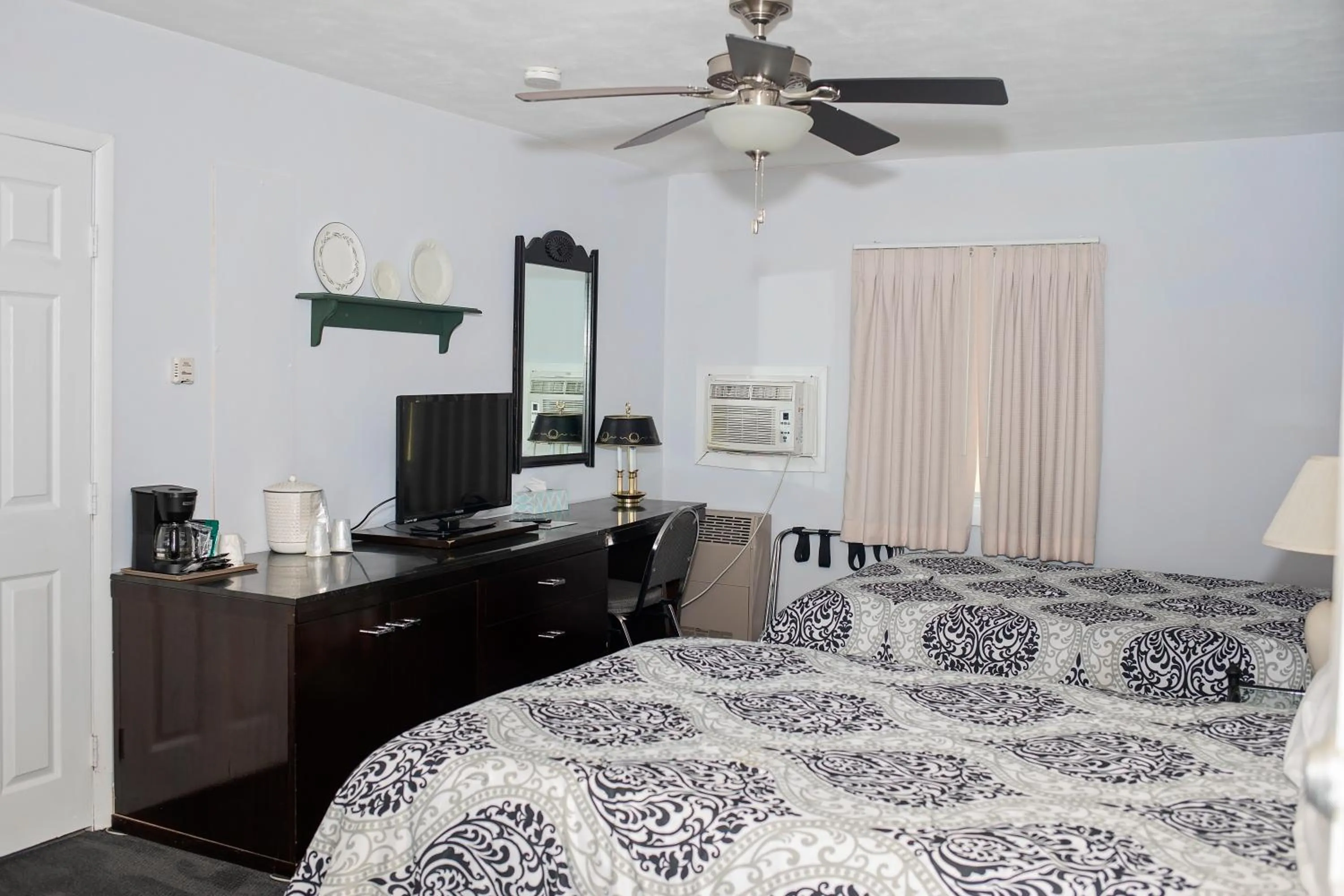Bedroom, Bed in Longhouse Lodge Motel