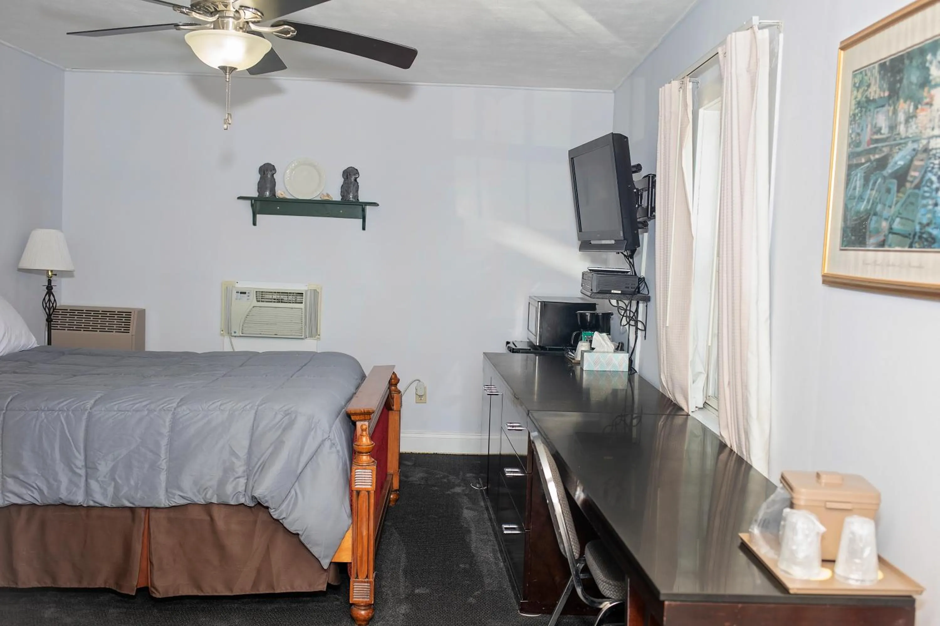 Bedroom, Bed in Longhouse Lodge Motel