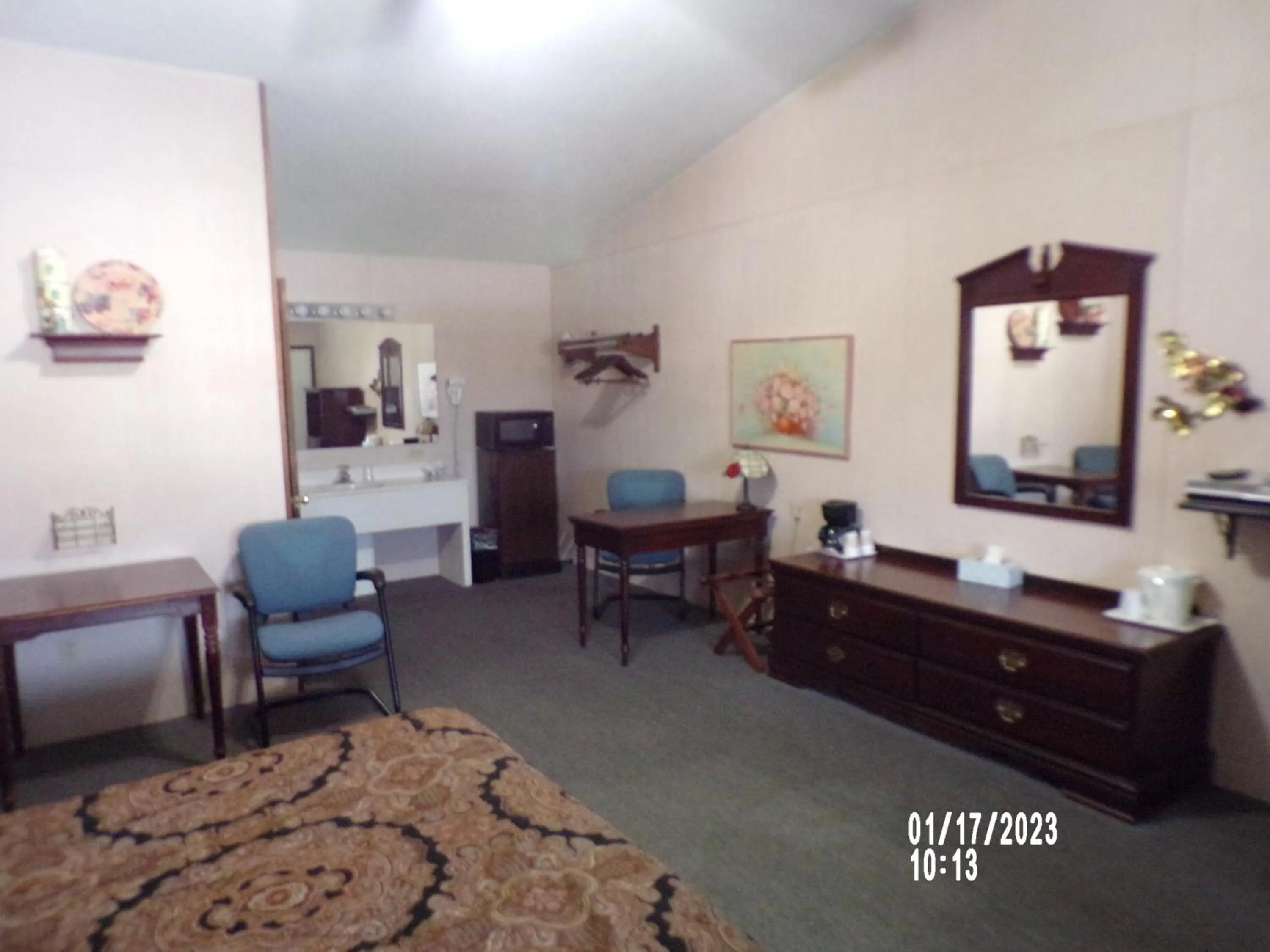 Seating area in Longhouse Lodge Motel