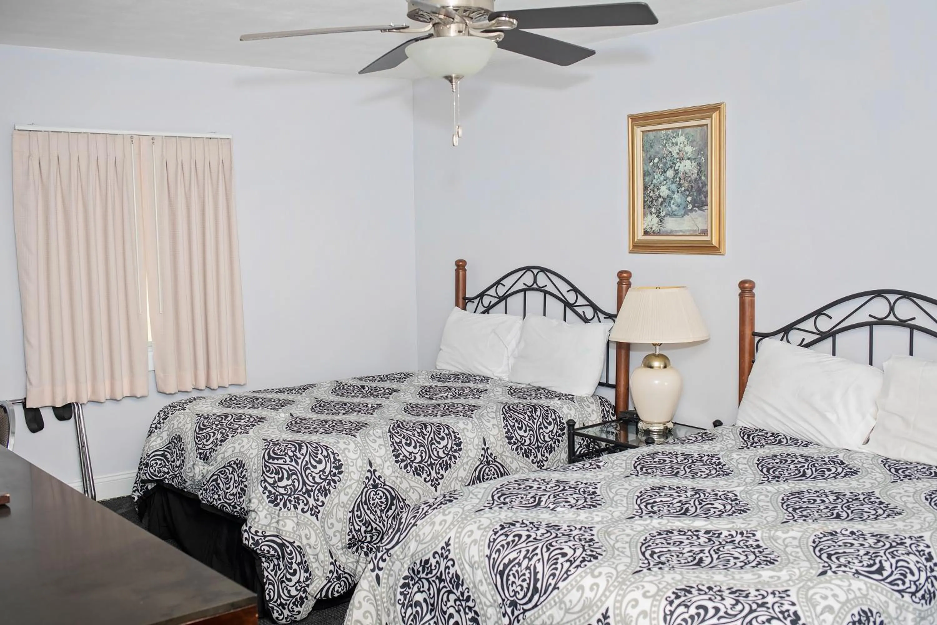 Bedroom, Bed in Longhouse Lodge Motel