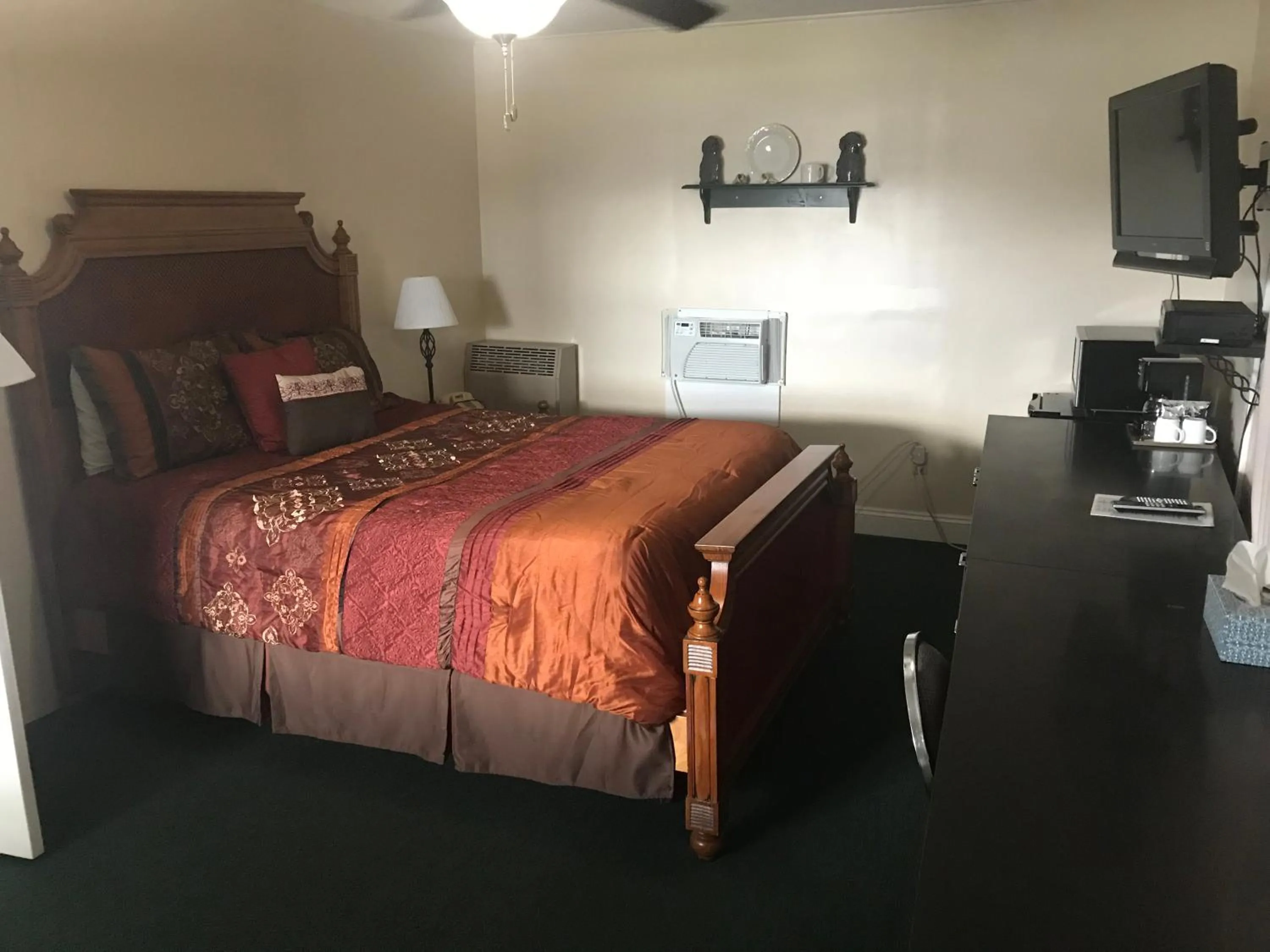 Bedroom, Bed in Longhouse Lodge Motel