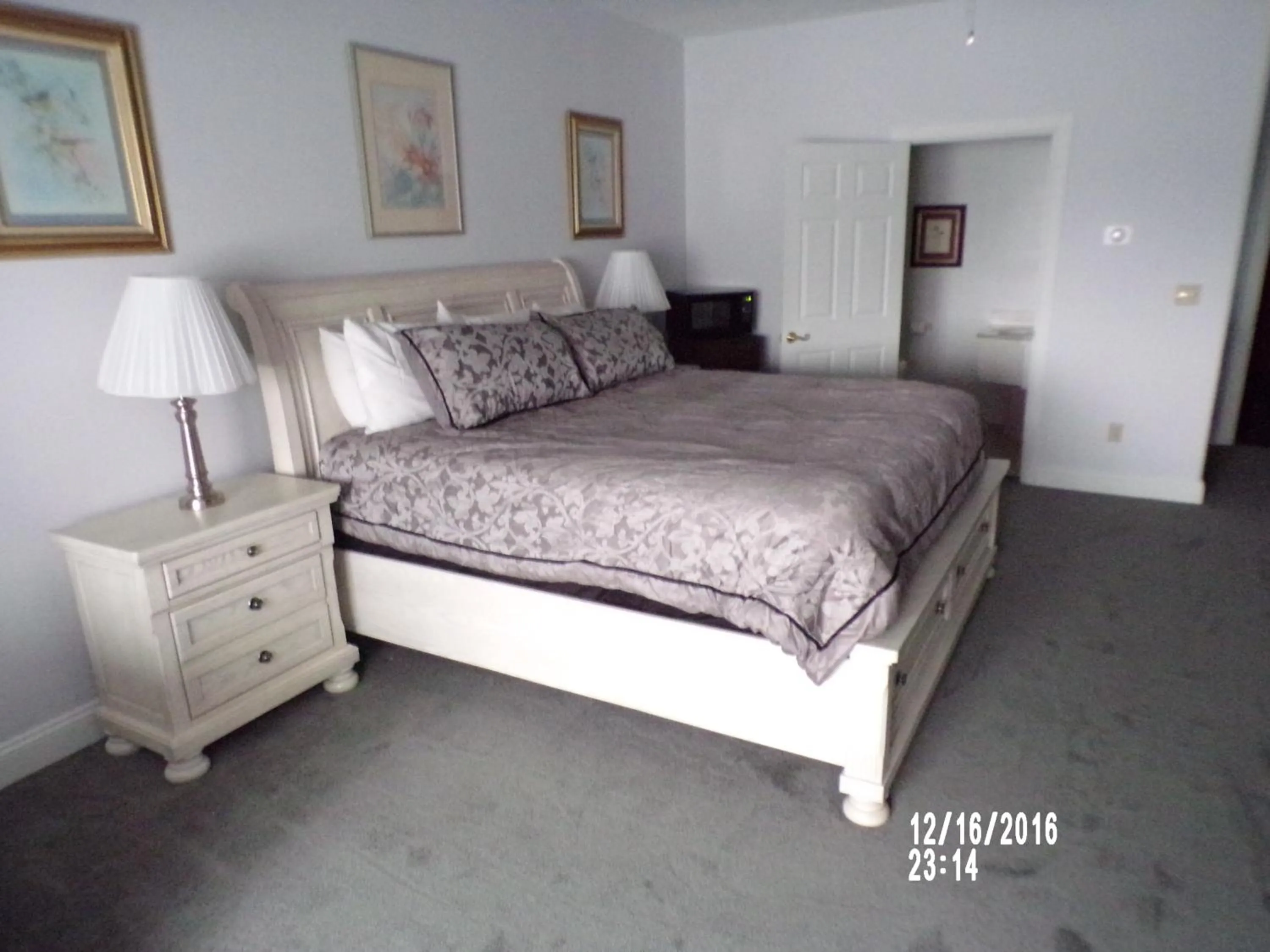 Bedroom, Bed in Longhouse Manor B&B
