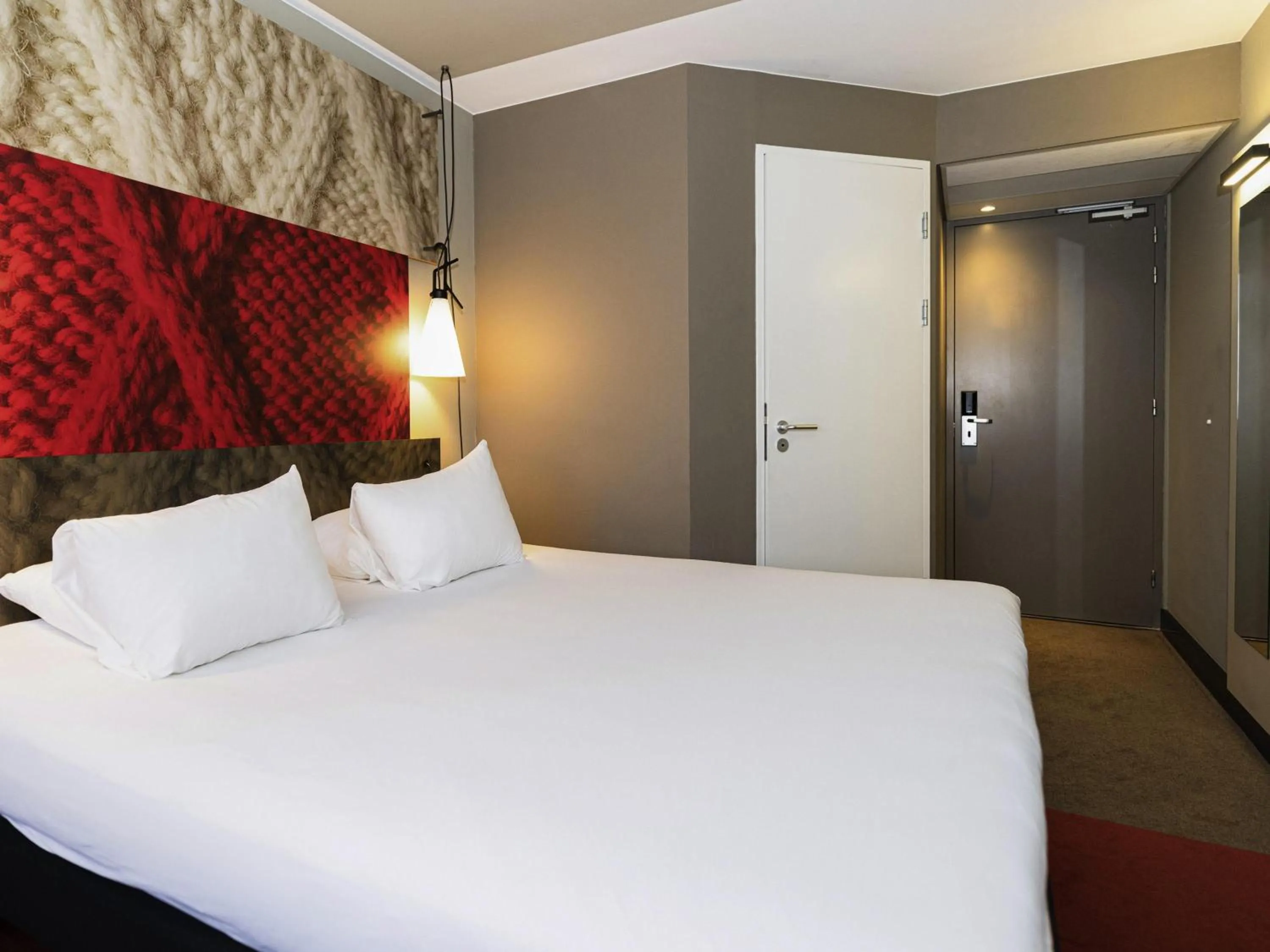 Bedroom, Bed in ibis Amsterdam Centre