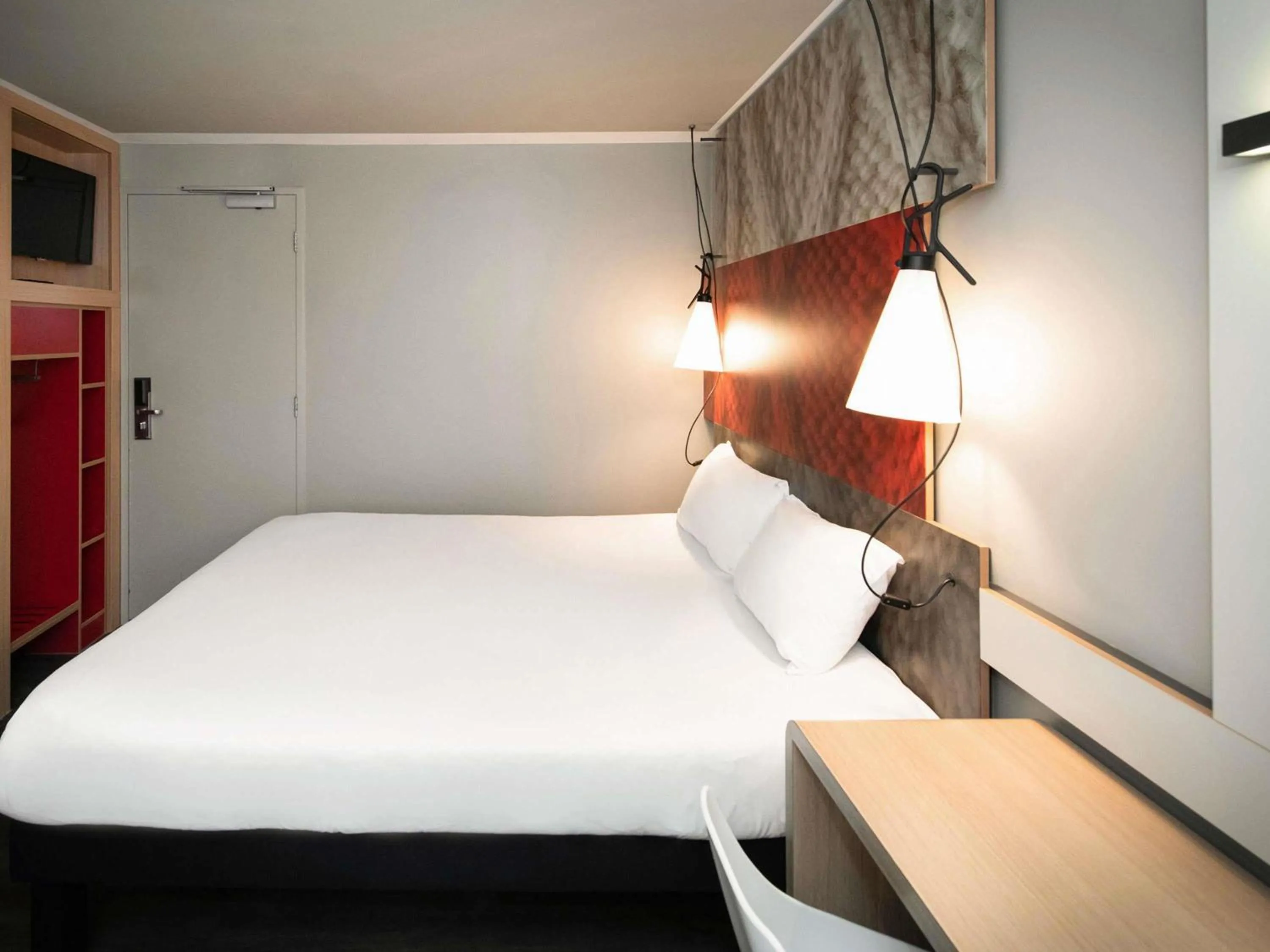 Bedroom, Bed in ibis Amsterdam Centre