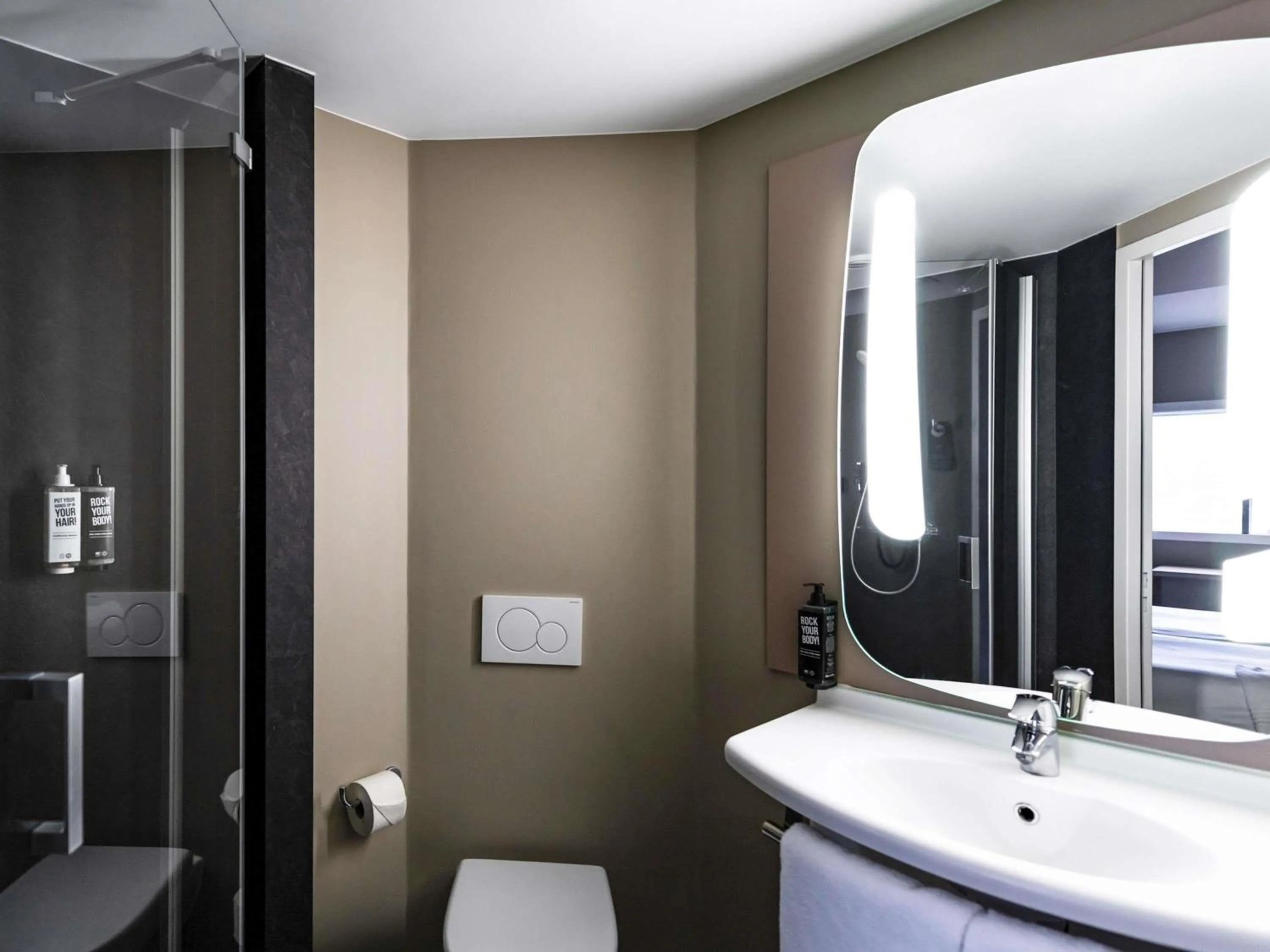 Bedroom in ibis Amsterdam Centre