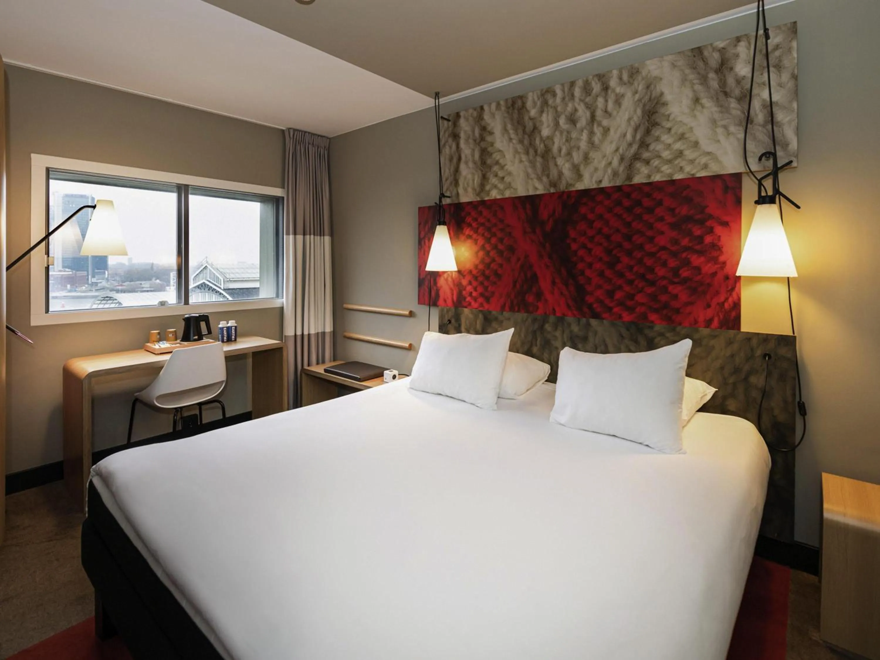 Bedroom, Bed in ibis Amsterdam Centre