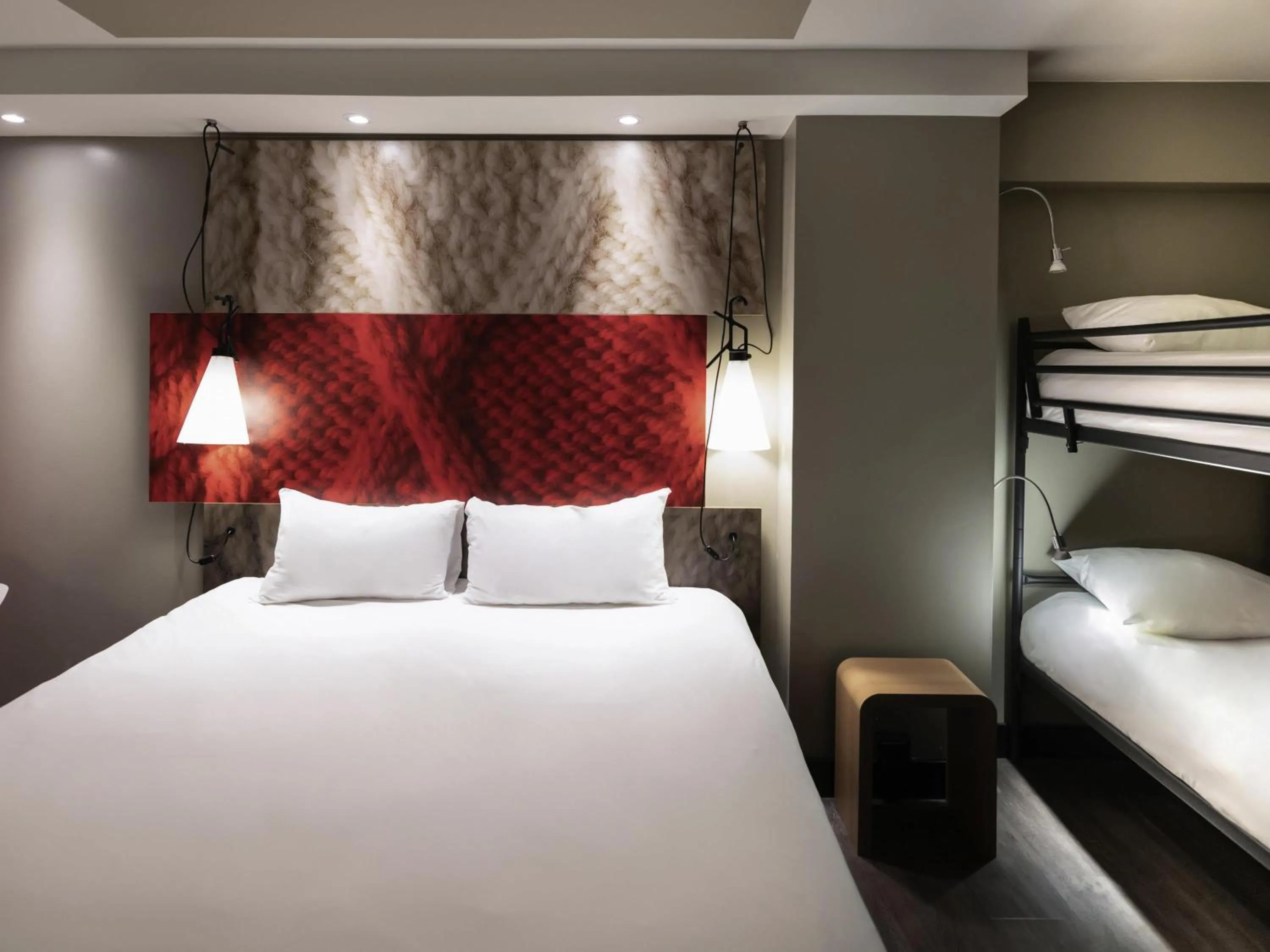 Bedroom, Bed in ibis Amsterdam Centre