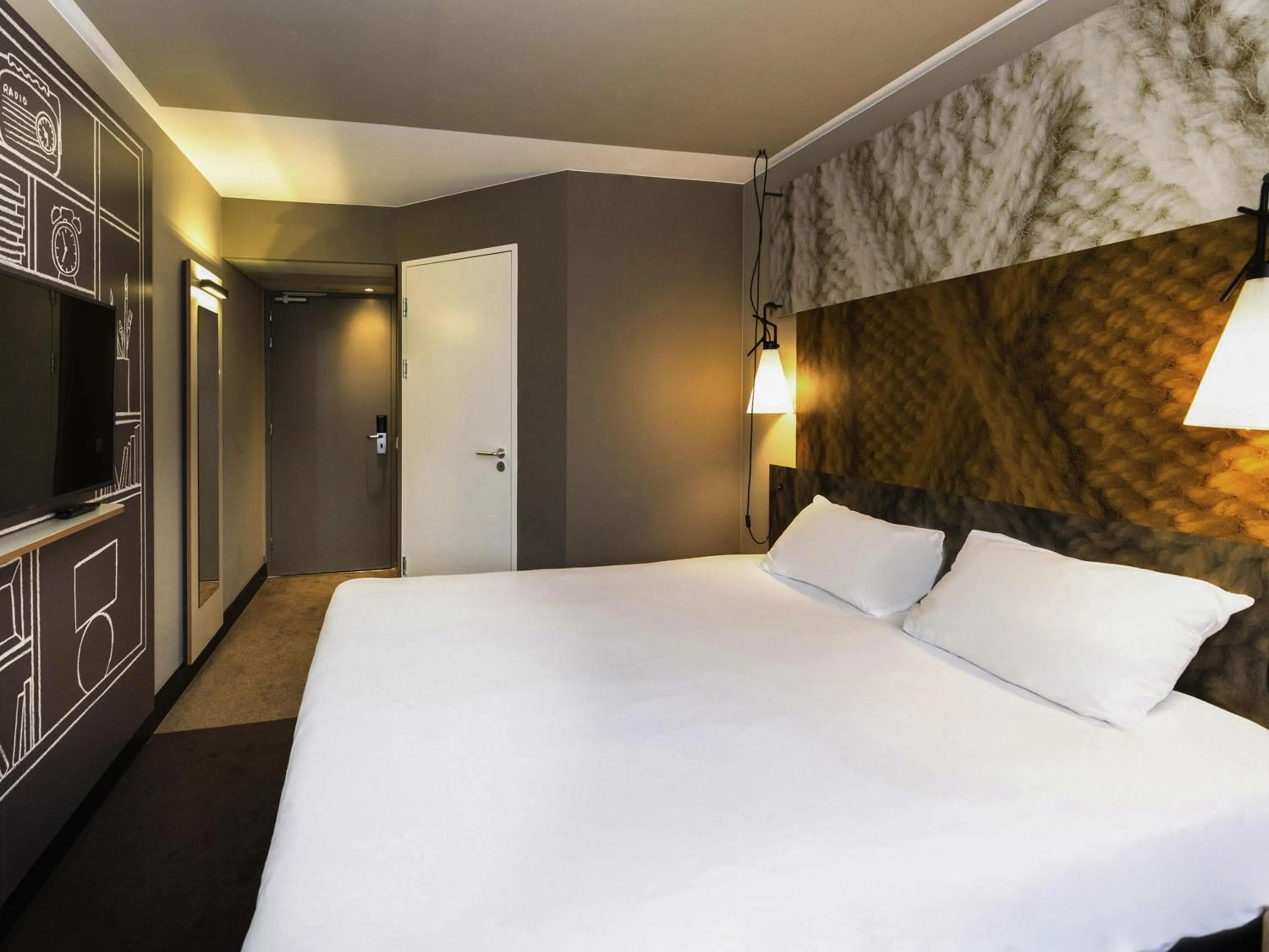 Bedroom, Bed in ibis Amsterdam Centre