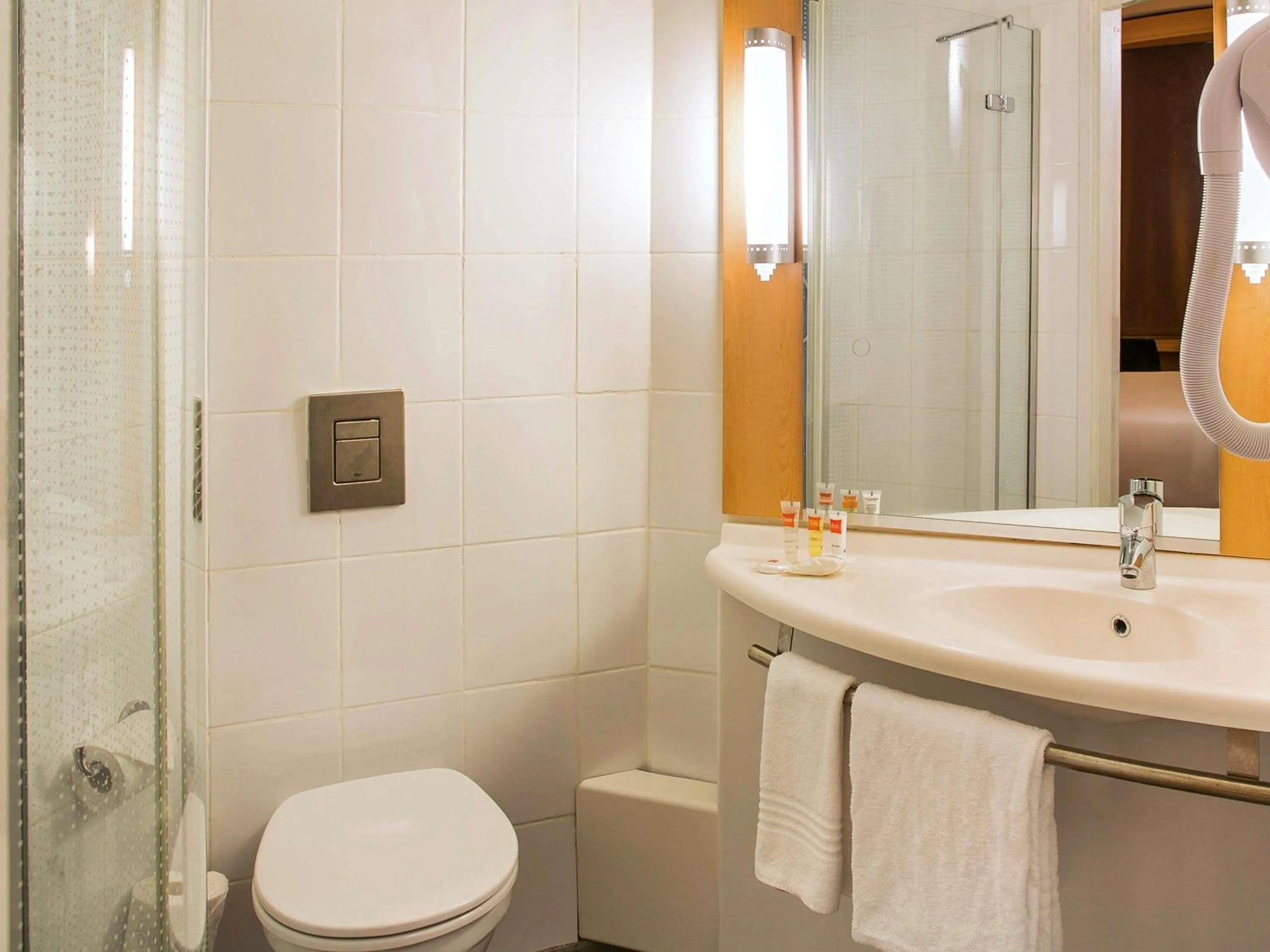 Bedroom in ibis Amsterdam Centre